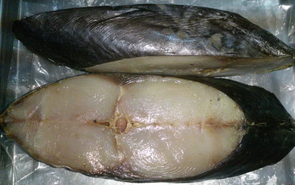 Có nhiều món bà bầu không nên ăn để đảm bảo an toàn cho bản thân và thai nhi. Trước và trong lúc mang thai, mẹ nhất định phải tìm hiểu kĩ để tránh gặp phải những tai biến đáng tiếc.

Mỗi người đều có những món ăn yêu thích riêng. Bình thường thoải mái ăn không sao nhưng khi mang thai mẹ cần tìm hiểu kĩ xem món đó có ăn được không, ăn bao nhiêu là vừa. Bởi vì lúc này cơ thể mẹ thay đổi nhiều, bụng mẹ còn chứa thêm em bé. Nếu ăn bừa bãi, ăn những thứ ảnh hưởng đến tử cung, thai nhi… thì rất nguy hiểm.

Em có bà chị họ từ nhỏ đến lớn ghét ăn khổ qua kinh khủng. Ấy vậy mà không hiểu sao có bầu lại nghén thèm canh khổ qua nhồi thịt. Chị kể là thèm lắm luôn mà mẹ chồng khó tính bắt kiêng, không cho ăn dù là một chén nhỏ. Bầu hơn 3 tháng, một tuần 7 đêm thì hết 3 – 4 đêm ngủ mơ được ăn canh khổ qua nữa là hiểu. Đúng đợt con em chồng ở gần nhà đẻ nên buổi trưa mẹ chồng hay chạy sang đó nấu đồ ăn cho con gái. Ở nhà, chị họ em chớp thời cơ ra vườn hái khổ qua vô nấu canh thịt bò ngồi ăn ngon lành. Chị cứ nghĩ là khổ qua mát, thịt bò lại bổ máu, hai thứ kết hợp lại thành bát canh ngon tốt cho bà bầu chứ có biết gì đâu. Ăn liền gần 1 tuần bỗng dưng buổi sáng ngủ dậy thấy ê ẩm bụng dưới, đi vệ sinh thì tá hỏa thấy quần chíp dính dấu máu. Chị mang thai lần đầu (lấy chồng gần 3 năm mới có con) nên hoảng loạn lắm, khóc bù lu bù loa, ngay lập tức kêu chồng chở đi khám chứ có dám nói năng gì với mẹ chồng đâu vì sợ bị rầy. Cũng may bác sĩ khám bảo chỉ bị bóc tách nhẹ, về nhà chịu khó nằm nhiều, kiêng cữ ăn uống cẩn thận là ổn. Qua đợt đó, chị mới tin là có bầu nên kiêng ăn canh khổ qua vì dễ gây động thai, đau bụng. Em thấy vụ này đúng lắm chứ không phải thừa đâu. Mẹ nào có thai nhất định phải kiêng cữ chuyện ăn uống chứ chủ quan là có ngày hối hận. Ngoài khổ qua thì còn 20 món dưới đây cũng nên kiêng khi mang bầu:

Có nhiều món bà bầu không nên ăn để đảm bảo an toàn cho bản thân và thai nhi

1/ Thực phẩm chứa vi khuẩn listeria

Những thực phẩm hay chứa vi khuẩn listeria là: thịt muối, pho mát mềm, sữa chưa tiệt trùng. Mẹ bầu sức đề kháng yếu, bụng dạ yếu cộng với thai nhi còn non nớt, nếu ăn phải lượng vi khuẩn listeria lớn thì rất dễ bị đau bụng, nôn ói, loét dạ dày, động thai.

2/ Cá chứa thủy ngân

Các loại cá có kích thước lớn ngoài khơi xa thường bị nhiễm thủy ngân nặng. Điển hình là cá mập, cá kiếm, cá thu, cá kình… Trong thời gian mang thai, mẹ vẫn được phép ăn nhưng nếu ăn quá nhiều, quá thường xuyên thì cơ thể sẽ bị dung nạp lượng thủy ngân lớn. Thủy ngân là chất cực độc có thể khiến thai nhi bị dị dạng, tổn thương não, chậm phát triển, ảnh hưởng đến sức khỏe và trí tuệ của con sau này.

3/ Động vật có vỏ sống 

Các loại hải sản, thủy sản như hàu, trai, ốc, hến giàu canxi và dưỡng chất cần thiết cho cơ thể mẹ và thai nhi. Tuy nhiên, chúng sống ở đáy nước, ngay lớp cát, bùn… nên thường nhiễm kí sinh trùng, chất bẩn… Mẹ bầu muốn ăn phải chọn ăn loại còn tươi, đem vệ sinh, ngâm rửa kĩ và nấu chín. Nếu vỏ của chúng chưa mở thì mẹ không nên ăn vì có thể con đó còn sống.

4/ Gan động vật

Gan chứa một số chất bổ cho cơ thể (điển hình là vitamin A). Tuy nhiên, bà bầu và trẻ nhỏ không nên ăn nhiều vì đây vốn là bộ máy giải độc, là “kho” chứa nhiều chất độc hại trong cơ thể gà, heo, bò… Mặt khác, mẹ mang thai 3 tháng đầu kiêng kỵ ăn nhiều vitamin A vì dễ gây quái thai.

5/ Đậu nành và các sản phẩm từ đậu nành

Có nhiều nghiên cứu gây tranh cãi về tác dụng của đậu nành tới sức khoẻ sinh sản của bé trai. Cụ thể thì một số nhà khoa học cho rằng đậu nành nhiều hoóc môn sinh sản nữ (oestrogen) nên có thể gây ra các bất thường ở cơ quan sinh sản của bé trai. Tốt nhất, mẹ bầu nên ăn uống các sản phẩm làm từ đậu nành một cách vừa phải.

6/ Măng tươi

Măng tươi có vị đắng, hơi the… Loại thực phẩm này tuy chế biến được nhiều món khoái khẩu (ví dụ: măng xào thịt, bún măng gà, gỏi măng…) nhưng lại có hàm lượng Cyanide rất cao (khoảng 230mg/kg). Mẹ bầu ăn nhiều măng chứa Cyanide có thể tạo thành chất độc Acid Cyanhydric (HCN) gây hại cho thai.

7/ Khoai mì

Các món ăn làm từ khoai mì rất dân dã, nhiều người khoái khẩu (khoai mì hấp nước cốt dừa, bánh tằm mì, bánh khoai mì nướng…). Tuy nhiên, đây là thực phẩm chứa nhiều axit cyanhydric (chứa nhiều nhất trong khoai mì cao sản) nên bà bầu ăn vào dễ bị rối loạn tiêu hóa, ngộ độc thức ăn, ảnh hưởng đến hệ thần kinh của thai nhi.

8/ Rau ngót

Mẹ bầu thai yếu, động thai, có tiền sử sảy thai, động thai, đẻ non, hiếm muộn… thì nên hạn chế ăn rau ngót để tránh xảy ra biến chứng nguy hiểm. Đây là món bà bầu không nên ăn trong 3 tháng đầu và cả những tháng sau (nếu thai yếu) mà mẹ nhất định phải biết.

9/ Ngải cứu

Ăn ngải cứu bồi bổ cho thai. Có nhiều bài thuốc chữa động thai với nguyên liệu từ ngải cứu và trứng gà. Tuy nhiên, nếu mẹ bầu ăn với lượng lớn có thể làm sẩy thai ngay lập tức. Tốt nhất là cẩn trọng khi ăn món này.

10/ Cà phê

Hiện nay, cà phê là thức uống khá thân thuộc với nhiều người. Tuy nhiên, với các mẹ bầu thì nên hạn chế vì nó chưa cafein. Chất này đi qua nhau thai làm rối loạn quá trình phát triển của thai nhi, ảnh hưởng đến hệ thần kinh của trẻ. Dân gian còn quan niệm rằng bà bầu uống cà phê nhiều thì con sinh ra sẽ có làn da đen thui xấu xí.

11/ Đu đủ xanh

Đu đủ xanh tốt cho sản phụ sau sinh vì kích thích tiết sữa nhưng đối với bà bầu thì không nên ăn. Lý do là trong loại quả này chứa nhiều enzym và nhựa kích thích tử cung co thắt, dẫn đến đau bụng, sẩy thai. Nhất là đối với những mẹ đang mang thai 3 tháng đầu.

12/ Thơm (dứa)

Tương tự với đu đủ xanh, trái thơm cũng là món bà bầu không nên ăn. Loại quả này có chứa một chất tên là bromelain. Chất này có tác dụng làm mềm tử cung, kích thích co bóp tử cung và sản xuất các chất gây phá thai. Cho nên mẹ bầu nên kiêng bớt loại quả này để đảm bảo an toàn cho thai. Khi nào sắp đến ngày sinh thì mới nên ăn để dễ đẻ.

13/ Nhãn

Ăn nhiều nhãn khi mang thai là không nên. Đây là loại quả có tính nóng, mẹ ăn nhiều sẽ dễ bị ợ chua, táo bón, mẩn ngứa, dị dứng, da sạm nám, xáo trộn sự phát triển của thai nhi.

14/ Rượu bia, nước ngọt, đồ uống có gas

Đây là những thức uống cấm kỵ đối với mẹ bầu vì những hậu quả: quái thai, ảnh hưởng não, thể chất của trẻ. Mẹ nào lạm dụng thì con sinh ra rất dễ mắc các tổn thương thần kinh, nguy cơ bệnh đao là khá lớn. Ngoài ra, mẹ bầu cũng tránh uống 8 loại nước thơm ngon nhưng làm cạn ối, gây hại cho bào thai được bác sĩ khuyến cáo thường xuyên.

15/ Rau mầm

Rau mầm thực ra là một loại rau khá bổ. Tuy nhiên, phụ nữ không được khuyến khích ăn rau mầm vì với loại chôn ủ không đảm bảo vệ sinh rất dễ nhiễm vi khuẩn gây bệnh đường tiêu hóa. Mặt khác, rau mầm bày bán tràn lan ngoài chợ hiện nay phần lớn đều dùng hóa chất tăng trưởng để rút ngắn thời gian sản xuất lại. Mẹ bầu ăn vào rất có hại cho quá trình phát triển của thai nhi.

16/ Dưa muối

Trong những ngày đầu, vi sinh vật sẽ chuyển hóa nitrat trong các nguyên liệu thành nitric, làm hàm lượng nitric tăng cao, độ pH giảm dần (có nghĩa là độ chua tăng dần lên). Mẹ bầu ăn dưa muối ở giai đoạn này rất có hại cho cơ thể và thai nhi. Đồng thời, dưa muối chứa lượng muối lớn cũng không hề tốt cho sức khỏe mẹ bầu (nhất là những mẹ có tiền sử bệnh cao huyết áp, tiền sản giật).

17/ Kem lạnh

Kem lạnh nói riêng và tất cả những đồ ăn lạnh, có đá lạnh nói chung đều không tốt cho sức khỏe thai phụ. Ăn quá nhiều kem sẽ khiến các mạch máu bị co thắt đột ngột, huyết dịch giảm, sức đề kháng cục bộ cũng giảm mạnh theo. Điều này tạo cơ hội cho vi khuẩn, vi-rút trong khoang mũi, khoang miệng, khí quản tấn công, gây ho, đau rát cổ họng, đau đầu…. Đó là chưa kể dung nạp nhiều thức ăn lạnh khiến mẹ dễ bị đau nhức bụng dưới.

20-mon-ba-bau-khong-nen-an-vi-gay-hai-cho-thai-me-gap-tai-bien-nguy-hiem-09

18/ Đồ ăn nhiều dầu mỡ

Các đồ ăn thức uống nhiều dầu mỡ không được khuyến khích đối với phụ nữ mang thai. Thứ nhất, mẹ dung nạp quá nhiều chất béo khiến hệ tiêu hóa làm việc quá sức, dễ bị ợ chua, nặng bụng, khó tiêu. Thứ hai, chất béo khiến mẹ bầu tăng cân quá mức và quá nhanh, làm trầm trọng hơn bệnh tiểu đường, tim mạch, béo phì, nguy cơ tiền sản giật…

19/ Trà

Cùng với rượu bia, cà phê thì trà cũng là thức uống mẹ bầu nên kiêng cữ bớt. Trà có chứa nhiều chất kích thích. Mẹ cũng nên lưu ý rằng kiêng uống trà không đơn thuần chỉ là trà pha truyền thống mà còn là trà thảo mộc, trà sữa… mẹ đều phải hạn chế hết mức có thể vì nó không hề có lợi cho sự phát triển của thai nhi. Tuy nó không hẳn là món bà bầu không nên ăn để tránh sảy thai nhưng nó dễ khiến thai nhi kém thông minh và khiến mẹ bầu bị mất ngủ.

20/ Trứng lộn 

Trứng vịt lộn, trứng cút lộn có hàm lượng đạm cao. Mẹ bầu có thể ăn 1 tuần 2-3 quả để bồi bổ cho thai nhi. Nếu ăn quá nhiều thì lại phản tác dụng vì gây chậm tiêu, sinh ra nhiều cholesterol. Giai đoạn cuối thai kỳ, nhiều mẹ hay cố ăn trứng lộn thường xuyên để tăng ký nhanh cho thai. Điều này không được bác sĩ khuyến khích vì kéo theo nhiều hệ lụy cho sức khỏe. Tốt nhất, mẹ nên lựa chọn phương án khác như uống sữa tươi, các loại nước ép… để tăng ký cho thai.

20-mon-ba-bau-khong-nen-an-vi-gay-hai-cho-thai-me-gap-tai-bien-nguy-hiem-10

Ngoài 20 món nên kiêng trên thì mẹ bầu chú ý ăn nhiều những loại thực phẩm dưới đây:

-Cá hồi: cung cấp nguồn omega-3 dồi dào, phát triển não bộ của bé và hệ thần kinh trung ương. Không nên ăn quá 2 lần/tuần.

-Cháo cá chép: Ăn cháo cá chép hạt sen giúp bồi dưỡng thai nhi lớn khỏe. Người ta còn tin rằng nó giúp con sinh ra có làn da trắng, môi hồng.

-Thịt nạc đỏ: Giàu chất sắt, cấu tạo hồng cầu cho trẻ nhỏ, ngăn ngừa thiếu máu trong và sau thai kỳ.

-Rau bina: giúp phát triển tế bào máu, vận chuyển oxi đi khắp cơ thể mẹ và cung cấp cho thai nhi.

-Sữa tươi không đường: Cung cấp đạm, canxi giúp hình thành khung xương cho thai nhi và ngăn ngừa nguy cơ loãng xương cho mẹ bầu.

-Bánh mỳ: Cung cấp chất xơ, kẽm, vitamin B (cấu thành tế bào và tốt cho hệ thống miễn dịch của trẻ nhỏ).

-Dầu ô liu: chứa omega-3, omega-6, hợp chất hỗ trợ não bộ là oleocanthal giúp các khớp thần kinh chạy trơn tru, ngăn chặn tình trạng hủy hoại tế bào thần kinh có liên quan đến chứng mất trí nhớ của mẹ bầu và tốt cho tim mạch.

-Trái cây thuộc họ dâu: giàu chất chống oxy hóa, kháng viêm, tăng sức đề kháng.

-Các loại hạt (hạt bí, hạnh nhân, hướng dương, đậu phộng…) chứa omega-3, omega-6, axit folic, vitamin E, vitamin B6 giúp tăng cường trí nhớ và khả năng tập trung.

-Khoai lang: giàu vitamin A dễ hấp thu và an toàn cho thai phụ, không gây dị tật. Mặt khác, loại củ này còn chứa nhiều vitamin C, folate, chất xơ cực tốt cho thai, chống táo bón hiệu quả.

Trên đây là danh sách 20 món bà bầu không nên ăn để đảm bảo an toàn trong suốt 9 tháng 10 ngày mang thai. Ngoài ra, cũng có cả những thực phẩm tốt cho thai được bác sĩ khuyến khích mẹ nên ăn để bồi bổ sức, giúp con lớn nhanh. Các mẹ nên lưu lại để có một chế độ ăn uống hiệu quả, con chào đời bình an, khỏe mạnh.