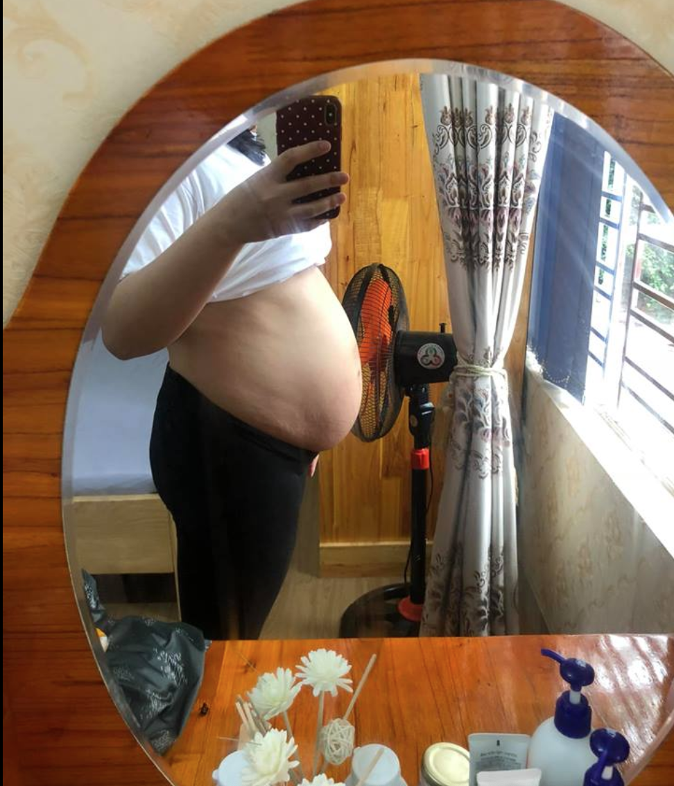 Có ai bầu bụng giống mình k 31w rồi mà nhìn bụng nhọn chẳng nhọn tròn chẳng tròn🤣nhìn như bụng mỡ ấy chắc vì lúc chưa bầu nhiều mỡ bụng quá đây mà các mom t6 vào điểm danh đi các mom đi sắm gì cho bé yêu chưa ạ❤️❤️