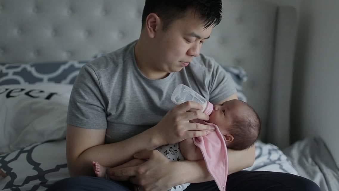 LÁ THƯ CHỒNG VIẾT CHO VỢ KHIẾN CƯ DÂN MẠNG XÔN XAO
“Em thân yêu!
2 ngày trước, chúng ta đã có một cuộc tranh cãi gay gắt. Lúc đó là 8h tối, anh trở về nhà sau một ngày dài vất vả vì công việc và anh chỉ muốn được ngồi xem bóng đá. Khi anh nhìn thấy em, tâm trạng của anh lúc đó rất tệ và hoàn toàn kiệt sức. Em thì đang vật lộn để ru con ngủ trong khi con bé cứ to mồm mà khóc.
Anh đã bật âm lượng tivi lớn hơn để không muốn nghe thấy tiếng ồn đó.
‘Điều đó sẽ không thể giết chết anh nếu anh có thể giúp đỡ em một chút cũng như cùng em giáo dục con’ – em đã nói với anh bằng giọng đầy khó chịu và giảm âm lượng tivi xuống như cũ.
Anh đã trả lời một cách giận dữ: ‘Anh đã dành cả ngày làm việc, còn em chỉ ở nhà cùng con chơi búp bê’.
Nói qua nói lại một hồi em đã khóc vì tức giận và mệt mỏi. Anh đã nói những lời độc ác với em. Em hét lên và nói rằng không thể chịu đựng thêm được nữa. Em đã xông ra khỏi nhà ngay trong đêm, bỏ lại anh và con.

Anh phải ăn bữa tối của con và ru con ngủ. Ngày hôm sau em vẫn chưa về, anh phải xin ông chủ cho anh được nghỉ làm 1 ngày để trông con.
Anh đã có kinh nghiệm để đối phó với sự ăn vạ và khóc lóc của con.
Anh đã có kinh nghiệm trong việc chạy quanh nhà và đưa con đi tắm.
Anh đã có kinh nghiệm để pha sữa, cho con mặc quần áo, dọn dẹp nhà bếp - tất cả gần như cùng 1 lúc. 
Anh đã có kinh nghiệm bị nhốt cả ngày mà không nói chuyện với bất kì ai trên 10 tuổi - ngoại trừ con mình.
Anh đã có kinh nghiệm với việc không thể ngồi yên một chỗ để thưởng thức bữa ăn một cách thoải mái, vì anh còn bận rượt theo để đút con ăn.
Anh đã có kinh nghiệm về việc tinh thần và thể chất gần như kiệt quệ, cái anh cần là một giấc ngủ thẳng 20 tiếng, nhưng điều đó đã không xảy ra vì anh phải thức dậy khi nghe tiếng con khóc.

Anh đã trải qua 2 ngày 2 đêm trong vai trò của em và anh có thể nói rằng anh đã hiểu tất cả.
Anh cảm nhận được sự mệt mỏi của em.
Anh cảm nhận được rằng làm mẹ là một sự hi sinh không gì sánh bằng.
Anh cảm nhận được rằng 1 ngày làm mẹ còn vất vả và căng thẳng hơn 10 giờ làm việc trong một công ty tài chính.
Anh cảm nhận được sự thất vọng của em khi em chấp nhận từ bỏ công việc mà em yêu thích, chấp nhận mất đi kinh tế riêng chỉ để ở nhà trông con.
Anh cảm nhận được rằng em đã khó chịu thế nào khi phải phụ thuộc kinh tế vào người khác.
Anh cảm nhận được những hi sinh của em khi từ chối những lời hẹn hò với bạn bè, không ra ngoài tập luyện... 
Anh cảm nhận được em đã khó khăn thế nào khi bị giam cầm ở nhà để chăm sóc con cái và bỏ lỡ biết bao điều tốt đẹp của thế giới bên ngoài.
Anh cảm nhận được rằng em đã buồn bã thế nào khi mẹ anh chỉ trích cách em nuôi dạy con chúng mình, bởi giờ anh đã hiểu không ai biết điều gì là tốt nhất cho con của họ bằng mẹ ruột của chúng. 
Anh cảm nhận được rằng làm mẹ là công việc mang trọng trách lớn nhất của xã hội này nhưng lại không được mọi người đánh giá cao hoặc khen thưởng.
Anh viết lá thư này không phải chỉ để em biết rằng anh nhớ em thế nào, mà bởi vì anh không muốn lại một ngày nữa trôi qua mà anh không thể nói với em một điều rằng:
‘Em rất dũng cảm, mọi thứ em làm là tuyệt vời nhất và anh thực sự ngưỡng mộ em’.
********
Giá như một nửa thế giới của tất cả phụ nữ đều hiểu được: Chỉ ở nhà làm việc nhà và nuôi dạy con thôi đã vất vả biết nhường nào...Vậy mà, phụ nữ ngày nay vừa phải đi làm ngày 8 tiếng như các đức ông chồng, vừa phải quán xuyến tất cả việc nhà, nuôi dạy con cái, vừa phải lo đối nội vừa phải lo đối ngoại...
Các đấng mày râu ơi! Hãy đặt mình vào vai vợ để thấu hiểu, để cảm thông, để yêu thương vợ nhiều hơn và hãy sẻ chia việc nhà và nuôi dạy con cái cùng vợ nhé!

Nguồn: Sưu tầm
#Bé_khỏe_Mẹ_vui

Chúc mọi tất cả các mom có kì nghỉ lễ vui nhé
Ai thấy bài viết hay thì like và chia sẻ nhé.