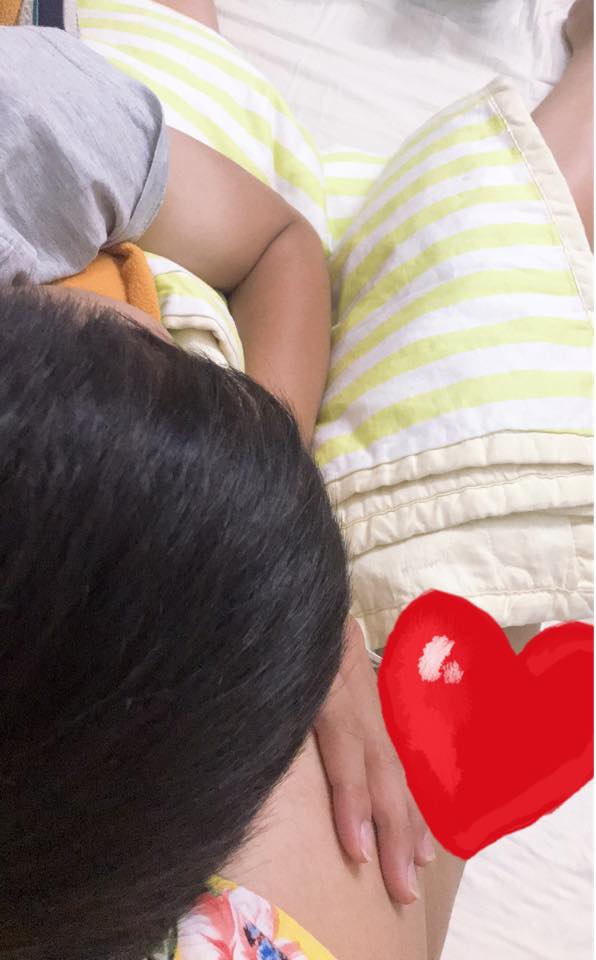 Hôm qua đúng là 1 cơn shốc của 2vợ chồng mình! 
Khi mình đi tolet xong , mình vào nằm liền thì cái bụng dứơi gần cửa tử cung cứng đơ kiểu như con gò zậy , cứng 1 bên và nổi lên cục bằng trái bưởi 😭, đau lắm vừa đau vừa thốn , sợ qa minh ngồi dậy xoa xoa ma vẫn còn cứng ngắt , sợ quá nước mắt cứ rơi , ck mình tỉnh dậy cả 2 hốt hoảng bật đèn lên soi , sờ sờ 😳😳 lòng thì cầu nguyện cho con bình an , mãi sau ck mình lay bụng để xem con đạp ko , có đạp là an tâm , nhưng gần nữa tiếng đồng hồ không thấy con máy và lặng như tờ , ck thì cứ áp tai áp mặt vào bụng ,mình thì lấy 2 tay lay lay , ơn trời, ơn phật phù hộ lúc đó mới chịu đạp , lúc đầu thì hơi yếu chỉ máy 2 cái nhẹ thui mãi về sau ck cứ xoa xoa mình thì nói khẽ với con , thần giao cách cảm là co thật các mom ah , " mình lẫm bẫm "con ơi đạp vài cái cho ba mẹ yên lòng , gần sáng rồi đo con thức chơi với ba me nhen " vừa nói dứt câu anh ta đạp khí thế luôn 🥰🥰😭😭mừng lắm, mừng mà nước mắt cứ rơi lổm bổm , mừng còn hơn xây 10 toà lâu đài nữa ... 😘🥰🥰🥰, sau nay đừng giỡn với ba me kiểu đoá nữa nha anh nhoc🐷😘😘😭
Qua đây mình cũng khuyên mấy em ,mấy chị , lúc đi tolet xong thì đi lại nhẹ 1 lúc , rồi nằm xuống nghiêng về trái động tác thật là chậm nhen ! 🤗 và lúc nằm ngồi dậy đấm nhẹ sau lưng vài cái cho nhau thai gom đều rồi hẵn ngồi dậy 😊😊😊
