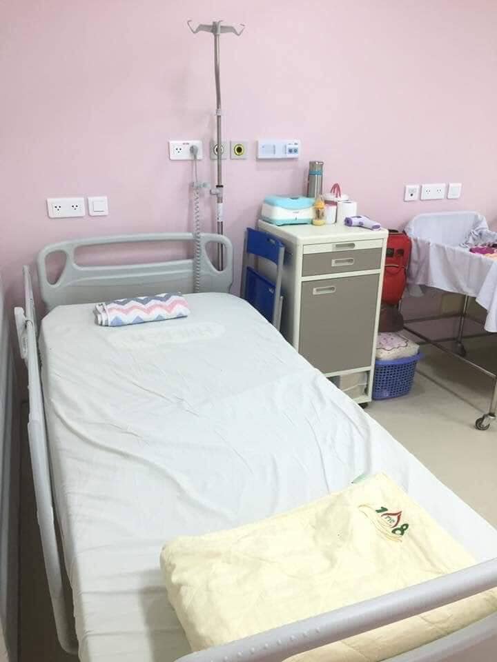 Huhu lần sau đẻ e sẽ qua đây ( để đây sau này có cái làm tài liệu tham khảo ) 
Review đi đẻ ở BVTW 108
1. Đăng kí sinh trước 30w
Thăm khám, xét nghiệm các mốc 28w, 32w, 36w, 38w,40w
2. Có dấu hiệu sinh lên thẳng tầng 9 khu 21 tầng
Đặt cọc tiền đẻ: 5tr
Có dấu hiệu sinh bsi sẽ cho chạy máy monitor, khám trong, nằm phòng chờ 30p bsi ktra 1 lần
Phòng có các mức: 150, 600, 1tr, 2tr5 ( Phục vụ 3 bữa: sáng cháo, 2 bữa cơm)
Người nhà ở lại thêm :200k ( ăn sáng free)
Giờ giấc: Ng chăm :10h30-13h 15h30-7h sáng 
Được phép 2 ng thăm: 11h-13h 17h-21h( nhớ mang cmt làm thẻ ra vào)
Đẻ xong mẹ về phòng trước, bsi sẽ dặn mẹ gọi bố lên đón bé và mang sổ hộ khẩu làm giấy chứng sinh
Bé đẻ xong được tiêm K, gan B
Giờ chăm sóc bsi, yta chăm sóc rất chu đáo: vsinh vết khâu, ktra sk, phụ các việc cá nhân với các mom sinh mổ. Lao công dọn dẹp, lau chùi tủ đồ, nvs sạch bong
9h bé được đi tắm (ra viện họ tính 70k 1l nên các mom k cần phải đưa thêm)
Ngày thứ 2 được đốt rốn laze
Đồ cbi mang theo:
Mẹ: bỉm mẹ, 1 bộ quần áo khi ra viện, cốc thìa.
Con: bỉm con, khăn xô 20c, sữa bình sữa, 1 bộ quần áo, khăn ướt
Ở viện mặc quần áo viện
Mình đẻ thường hưởng 80% BHYT ra viện TT: 4tr3 ( trong đấy 2tr4 tiền giường dv 600k 3 ngày)
Đẻ mổ tầm hơn 7tr( nằm phòng dv 600k 3 ngày)
108 nhận tất cả BH trái tuyến k cần giấy chuyển viện hay CC
Có dịch vụ lấy máu gót chân( bên đại học Y sẽ lấy) : 600k 5 bệnh, 2tr7 60 bệnh
Đẻ xong k muốn về, phòng ốc sạch đẹp, Bsi yta nhiệt tình có tâm ( ưng nhất vết khâu thẩm mĩ mà nhanh lành)

Nguồn: lượm nhặt fb