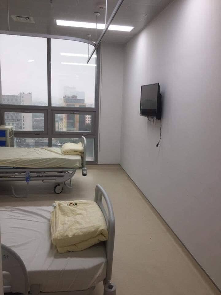 Huhu lần sau đẻ e sẽ qua đây ( để đây sau này có cái làm tài liệu tham khảo ) 
Review đi đẻ ở BVTW 108
1. Đăng kí sinh trước 30w
Thăm khám, xét nghiệm các mốc 28w, 32w, 36w, 38w,40w
2. Có dấu hiệu sinh lên thẳng tầng 9 khu 21 tầng
Đặt cọc tiền đẻ: 5tr
Có dấu hiệu sinh bsi sẽ cho chạy máy monitor, khám trong, nằm phòng chờ 30p bsi ktra 1 lần
Phòng có các mức: 150, 600, 1tr, 2tr5 ( Phục vụ 3 bữa: sáng cháo, 2 bữa cơm)
Người nhà ở lại thêm :200k ( ăn sáng free)
Giờ giấc: Ng chăm :10h30-13h 15h30-7h sáng 
Được phép 2 ng thăm: 11h-13h 17h-21h( nhớ mang cmt làm thẻ ra vào)
Đẻ xong mẹ về phòng trước, bsi sẽ dặn mẹ gọi bố lên đón bé và mang sổ hộ khẩu làm giấy chứng sinh
Bé đẻ xong được tiêm K, gan B
Giờ chăm sóc bsi, yta chăm sóc rất chu đáo: vsinh vết khâu, ktra sk, phụ các việc cá nhân với các mom sinh mổ. Lao công dọn dẹp, lau chùi tủ đồ, nvs sạch bong
9h bé được đi tắm (ra viện họ tính 70k 1l nên các mom k cần phải đưa thêm)
Ngày thứ 2 được đốt rốn laze
Đồ cbi mang theo:
Mẹ: bỉm mẹ, 1 bộ quần áo khi ra viện, cốc thìa.
Con: bỉm con, khăn xô 20c, sữa bình sữa, 1 bộ quần áo, khăn ướt
Ở viện mặc quần áo viện
Mình đẻ thường hưởng 80% BHYT ra viện TT: 4tr3 ( trong đấy 2tr4 tiền giường dv 600k 3 ngày)
Đẻ mổ tầm hơn 7tr( nằm phòng dv 600k 3 ngày)
108 nhận tất cả BH trái tuyến k cần giấy chuyển viện hay CC
Có dịch vụ lấy máu gót chân( bên đại học Y sẽ lấy) : 600k 5 bệnh, 2tr7 60 bệnh
Đẻ xong k muốn về, phòng ốc sạch đẹp, Bsi yta nhiệt tình có tâm ( ưng nhất vết khâu thẩm mĩ mà nhanh lành)

Nguồn: lượm nhặt fb