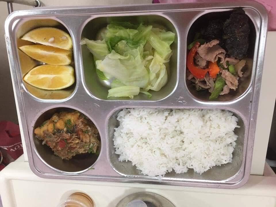 Huhu lần sau đẻ e sẽ qua đây ( để đây sau này có cái làm tài liệu tham khảo ) 
Review đi đẻ ở BVTW 108
1. Đăng kí sinh trước 30w
Thăm khám, xét nghiệm các mốc 28w, 32w, 36w, 38w,40w
2. Có dấu hiệu sinh lên thẳng tầng 9 khu 21 tầng
Đặt cọc tiền đẻ: 5tr
Có dấu hiệu sinh bsi sẽ cho chạy máy monitor, khám trong, nằm phòng chờ 30p bsi ktra 1 lần
Phòng có các mức: 150, 600, 1tr, 2tr5 ( Phục vụ 3 bữa: sáng cháo, 2 bữa cơm)
Người nhà ở lại thêm :200k ( ăn sáng free)
Giờ giấc: Ng chăm :10h30-13h 15h30-7h sáng 
Được phép 2 ng thăm: 11h-13h 17h-21h( nhớ mang cmt làm thẻ ra vào)
Đẻ xong mẹ về phòng trước, bsi sẽ dặn mẹ gọi bố lên đón bé và mang sổ hộ khẩu làm giấy chứng sinh
Bé đẻ xong được tiêm K, gan B
Giờ chăm sóc bsi, yta chăm sóc rất chu đáo: vsinh vết khâu, ktra sk, phụ các việc cá nhân với các mom sinh mổ. Lao công dọn dẹp, lau chùi tủ đồ, nvs sạch bong
9h bé được đi tắm (ra viện họ tính 70k 1l nên các mom k cần phải đưa thêm)
Ngày thứ 2 được đốt rốn laze
Đồ cbi mang theo:
Mẹ: bỉm mẹ, 1 bộ quần áo khi ra viện, cốc thìa.
Con: bỉm con, khăn xô 20c, sữa bình sữa, 1 bộ quần áo, khăn ướt
Ở viện mặc quần áo viện
Mình đẻ thường hưởng 80% BHYT ra viện TT: 4tr3 ( trong đấy 2tr4 tiền giường dv 600k 3 ngày)
Đẻ mổ tầm hơn 7tr( nằm phòng dv 600k 3 ngày)
108 nhận tất cả BH trái tuyến k cần giấy chuyển viện hay CC
Có dịch vụ lấy máu gót chân( bên đại học Y sẽ lấy) : 600k 5 bệnh, 2tr7 60 bệnh
Đẻ xong k muốn về, phòng ốc sạch đẹp, Bsi yta nhiệt tình có tâm ( ưng nhất vết khâu thẩm mĩ mà nhanh lành)

Nguồn: lượm nhặt fb