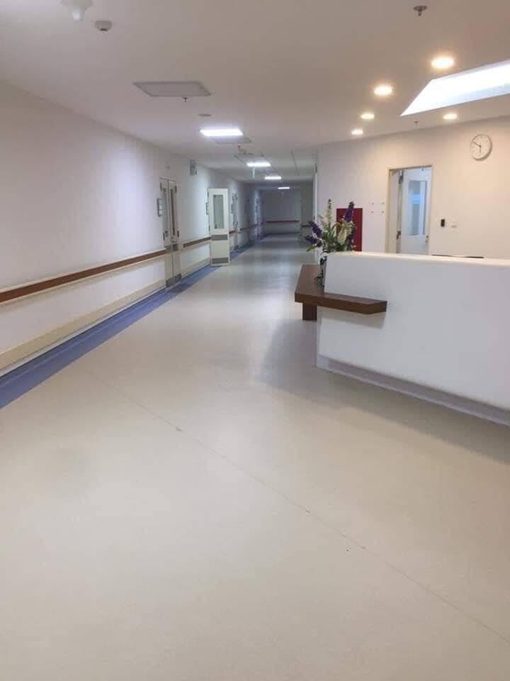 Huhu lần sau đẻ e sẽ qua đây ( để đây sau này có cái làm tài liệu tham khảo ) 
Review đi đẻ ở BVTW 108
1. Đăng kí sinh trước 30w
Thăm khám, xét nghiệm các mốc 28w, 32w, 36w, 38w,40w
2. Có dấu hiệu sinh lên thẳng tầng 9 khu 21 tầng
Đặt cọc tiền đẻ: 5tr
Có dấu hiệu sinh bsi sẽ cho chạy máy monitor, khám trong, nằm phòng chờ 30p bsi ktra 1 lần
Phòng có các mức: 150, 600, 1tr, 2tr5 ( Phục vụ 3 bữa: sáng cháo, 2 bữa cơm)
Người nhà ở lại thêm :200k ( ăn sáng free)
Giờ giấc: Ng chăm :10h30-13h 15h30-7h sáng 
Được phép 2 ng thăm: 11h-13h 17h-21h( nhớ mang cmt làm thẻ ra vào)
Đẻ xong mẹ về phòng trước, bsi sẽ dặn mẹ gọi bố lên đón bé và mang sổ hộ khẩu làm giấy chứng sinh
Bé đẻ xong được tiêm K, gan B
Giờ chăm sóc bsi, yta chăm sóc rất chu đáo: vsinh vết khâu, ktra sk, phụ các việc cá nhân với các mom sinh mổ. Lao công dọn dẹp, lau chùi tủ đồ, nvs sạch bong
9h bé được đi tắm (ra viện họ tính 70k 1l nên các mom k cần phải đưa thêm)
Ngày thứ 2 được đốt rốn laze
Đồ cbi mang theo:
Mẹ: bỉm mẹ, 1 bộ quần áo khi ra viện, cốc thìa.
Con: bỉm con, khăn xô 20c, sữa bình sữa, 1 bộ quần áo, khăn ướt
Ở viện mặc quần áo viện
Mình đẻ thường hưởng 80% BHYT ra viện TT: 4tr3 ( trong đấy 2tr4 tiền giường dv 600k 3 ngày)
Đẻ mổ tầm hơn 7tr( nằm phòng dv 600k 3 ngày)
108 nhận tất cả BH trái tuyến k cần giấy chuyển viện hay CC
Có dịch vụ lấy máu gót chân( bên đại học Y sẽ lấy) : 600k 5 bệnh, 2tr7 60 bệnh
Đẻ xong k muốn về, phòng ốc sạch đẹp, Bsi yta nhiệt tình có tâm ( ưng nhất vết khâu thẩm mĩ mà nhanh lành)

Nguồn: lượm nhặt fb