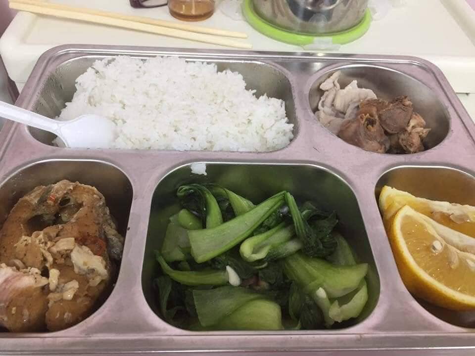 Huhu lần sau đẻ e sẽ qua đây ( để đây sau này có cái làm tài liệu tham khảo ) 
Review đi đẻ ở BVTW 108
1. Đăng kí sinh trước 30w
Thăm khám, xét nghiệm các mốc 28w, 32w, 36w, 38w,40w
2. Có dấu hiệu sinh lên thẳng tầng 9 khu 21 tầng
Đặt cọc tiền đẻ: 5tr
Có dấu hiệu sinh bsi sẽ cho chạy máy monitor, khám trong, nằm phòng chờ 30p bsi ktra 1 lần
Phòng có các mức: 150, 600, 1tr, 2tr5 ( Phục vụ 3 bữa: sáng cháo, 2 bữa cơm)
Người nhà ở lại thêm :200k ( ăn sáng free)
Giờ giấc: Ng chăm :10h30-13h 15h30-7h sáng 
Được phép 2 ng thăm: 11h-13h 17h-21h( nhớ mang cmt làm thẻ ra vào)
Đẻ xong mẹ về phòng trước, bsi sẽ dặn mẹ gọi bố lên đón bé và mang sổ hộ khẩu làm giấy chứng sinh
Bé đẻ xong được tiêm K, gan B
Giờ chăm sóc bsi, yta chăm sóc rất chu đáo: vsinh vết khâu, ktra sk, phụ các việc cá nhân với các mom sinh mổ. Lao công dọn dẹp, lau chùi tủ đồ, nvs sạch bong
9h bé được đi tắm (ra viện họ tính 70k 1l nên các mom k cần phải đưa thêm)
Ngày thứ 2 được đốt rốn laze
Đồ cbi mang theo:
Mẹ: bỉm mẹ, 1 bộ quần áo khi ra viện, cốc thìa.
Con: bỉm con, khăn xô 20c, sữa bình sữa, 1 bộ quần áo, khăn ướt
Ở viện mặc quần áo viện
Mình đẻ thường hưởng 80% BHYT ra viện TT: 4tr3 ( trong đấy 2tr4 tiền giường dv 600k 3 ngày)
Đẻ mổ tầm hơn 7tr( nằm phòng dv 600k 3 ngày)
108 nhận tất cả BH trái tuyến k cần giấy chuyển viện hay CC
Có dịch vụ lấy máu gót chân( bên đại học Y sẽ lấy) : 600k 5 bệnh, 2tr7 60 bệnh
Đẻ xong k muốn về, phòng ốc sạch đẹp, Bsi yta nhiệt tình có tâm ( ưng nhất vết khâu thẩm mĩ mà nhanh lành)

Nguồn: lượm nhặt fb