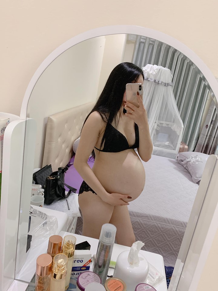 Trước đây khi chưa lấy ck và mang thai thấy mấy vụ bị stress lúc bầu và sinh con dẫn đến trầm cảm rồi lm điều dại dột.lúc đấy tặc lưỡi bảo họ dại quá việc gì phải làm thế nhỉ,mình ko vì mình trời chu đất diệt có tr gì cũng kệ xác lo cho mình đã chứ.
Cho đến bgio khi đến lượt mình khi lấy ck rồi mang thai,cs ko quá lo cơm áo gạo tiền,sáng 2 vc ngủ dậy ck đi làm đến tối về,e ngủ dậy k phải nấu nướng gì thích ăn gì đặt về ăn hoặc ck đưa đi ăn rồi đưa e ra cửa hàng của e r ck e ms đi làm,ck khá quan tâm,kiếm ra tiền,bme 2 bên chiều chuộng,ko phải làm dâu,ăn gì thì ăn,ngủ giờ nào dậy thì ngủ,thích mua gì làm gì miễn bthan thấy thích đều có thể.hết tìm mua váy vóc chán r quay sag tìm mua sẵm đồ cho con cbi sinh,đến mức mua trước mà đủ cả mấy tháng trc r,mà bầu bí biết là ko ai đẹp nhưng e cũng may mắn ngoài cái bụng to ra e chưa thấy tdoi gì như mụn hay xấu xí gì nhiều,cs nthe r mà e cũng ko biết tsao e lại cứ có cgiac trống trải buồn chán và stress các chị ạ.còn vài bữa nữa đẻ e rồi e ở nhà nghỉ ngơi,mng ns còn ít hôm đẻ đi lại ít ở nhà e ms ở nhà còn trc đấy cũng lăng xăng chạy ra cưa hàng đến chiều tối lúc ck sắp về e ms đi chợ cơm nc,ăn xong lại vào phòng ôm đt đến lúc ngủ.ck thì ăn xong xem giấy tờ sổ sách r chơi game xong ms vào phòng ngủ,ngày hôm sau lại bắt đầu y nthe ko có gì khác,cs cứ thế ngày này qua ngày lọ,mua sắm chán r thì tìm phim xem,nghĩ cái ăn,mà thực tế e ko thích bất cứ cgi để mà tìm đc niềm vui trong đó,thà bảo thích mua sắm,thích ăn cái này ăn cái kia,thích đi đây đi đó du lịch chỉ cần ns vs ck là ck ok chiều hết, so vs nhiều ce là sung sướng lắm r mà còn thấy cs tẻ nhạt chán nản,mệt mỏi,ruốt cuộc là ko biết e đang bị lsao nữa.ng cứ bức bối mệt mỏi nhàm chán sinh ra thấy ck lgi cũng ko thấy vừa mắt,tính như chó rồ,cs ntn bnhieu ng mơ ước ko đc mà e lúc nào cũng ủ rũ,hay e bị lsao hả các chị 😪
Rảnh quá nằm nhà nghỉ lại toàn snghi tiêu cực,trong khi thực tại cs raat tốt mà đã nghĩ về sau này r lo xa,e thấy e có hiện tượng bị thần kinh hay sao ý,😞😞😞
Thế mới nói ko biết ntn ms là ổn.mà ko coi thường tâm lý phụ nữ lúc mang thai đc,chả ai lgi cũng snghi tiêu cực r liên thiên dẫn đến tự buồn tự chán.
E còn ntn thì ns gì đến những ce có hoàn cảh khó khăn r ck vô tâm vs vde kinh tế đè nặng,áp lực mọi phía thì bảo sao ko trầm cảm sau sinh vs tự kỷ nhiều 😞