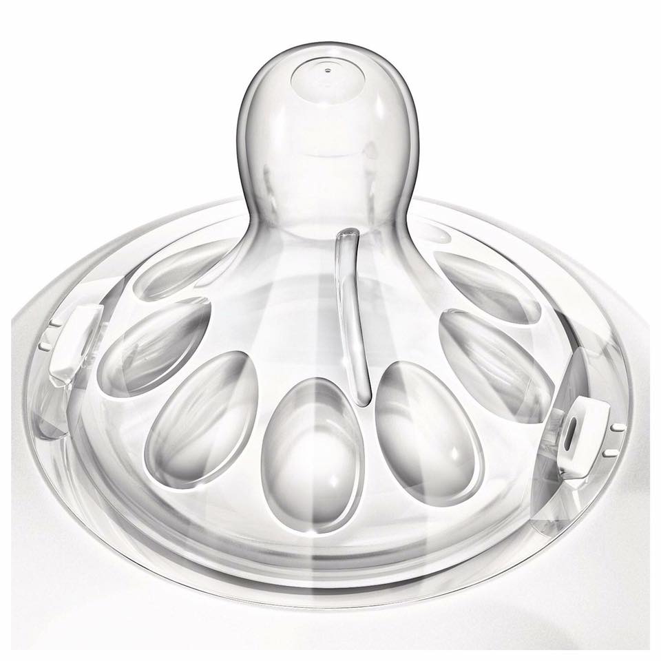 Đánh giá bình sữa Philips Avent – Có nên mua bình sữa Philips Avent - Review bình sữa Philips Avent có tốt không?

Điều khiến em thực sự ấn tượng là NÚM TY của bình Philips Avent được thiết kế mô phỏng giống ty mẹ, tạo cảm giác thoải mái, tự nhiên và gần gũi như khi bú mẹ, điều này sẽ giúp bé dễ dàng hơn trong việc kết hợp bú mẹ và bú bình song song. Đồng thời, thiết kế này cũng giúp khuyến khích sự phát triển tự nhiên của vòm miệng, răng và nướu của trẻ.

2. Khi trẻ bú bình thường sẽ nuốt theo cả không khí trong bình vào bụng. Hệ thống van kép của bình Philips giúp làm giảm cảm giác khó chịu và đầy hơi khi bé bú bình, không khí trong bình không xuống bụng được, hệ thống van này rất ít loại bình có ạ

3. Núm ti của bình được thiết kế để phù hợp nhất với từng giai đoạn phát triển của trẻ, phù hợp với trẻ từ sơ sinh, điều này cũng góp phần không nhỏ khuyến khích vòm miệng, răng, nướu và các cơ miệng của trẻ phát triển một cách tự nhiên nhất như khi bú mẹ.

4. Chất liệu của bình sữa và các chi tiết của bình đều có nguồn gốc tự nhựa cao cấp an toàn, free BPA, chịu được nhiệt, bình sữa khi tiêt trùng, sử dụng trong lò vi sóng cũng hoàn toàn vô tư.

5. Bình cổ rộng, rất dễ dàng khi cọ rửa vệ sinh bình sữa hay khi pha sữa, lấy sữa vào bình.

Các mẹ có quan điểm nuôi con bú mẹ và bú bình song song tham khảo thêm về bình này. 9/10 y tá, hộ sinh ở Đức khuyên các mẹ có con nhỏ dùng bình Philips vì những đặc điểm ưu biệt của bình này, bình sữa Philips xếp vị trí đầu bảng trong list Bình sữa bán chạy nhất tại Đức, review của các mẹ trực tiếp sử dụng bình philips đều sát sít mốc 5/5 thì quả thực rất đáng nể, không hề tự nhiên mà bình Philips Avent lại được người dân Đức, dân Châu Âu và châu Mỹ ưu ái nhiều như vậy đâu ạ.