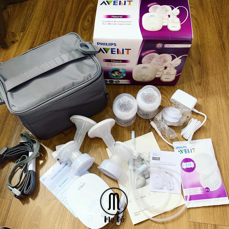 Mấy hôm nay cũng có chút bận bịu nên em chưa viết đc review cho chị em . Hôm nay em xin chia sẻ trải nghiệm máy hút sữa Avent snow và máy hút sữa Medela pump rút gọn 
DÀNH CHO NHỮNG MẸ ĐANG PHÂN VÂN KHÔNG BIẾT NÊN MUA LOẠI NÀO 
sau một thời gian dùng cả 2 loại em xin chia sẻ cảm nhận của mình về 2 dòng máy hót trong hàng bỉm sữa 
🍼ĐẦU TIÊN SẼ LÀM EM HÚT SỮA AVENT SNOW:

⚜️Điểm cộng :

1. Phải nói là em này nghe cái tên thôi đã thấy nhẹ nhàng , đáng yêu rồiii :)) Ấn tượng đầu tiên khi mở hộp em ý : Ôi đẹp lắm ấy :)) nhỏ gọn với thiết kế màu trắng trông rất sang chảnh luôn, túi đựng màu xám trẻ trung không đen xì xì như Medela :))
2. Về lực hút : Snow hút siêu sâu và cạn sữa mẹ luôn, nhưng hay 1 cái là nó nhẹ nhàng kinh khủng ấy , nó như lực của bé ti , thậm chí theo cảm nhận của em nó còn nhẹ hơn kia :))) sữa ra rất rất nhanh luôn. Em thử hút sữa bằng lực massage thôi mà sữa đã ồ ạt . Bình thường hút medela 20p thì chỉ căng lắm 300ml-330ml 1 cữ . Sang em này lên phát 360ml-370ml 1 cữ luôn . Sợ thật :)))) hút 30p mà ngỡ như mới hút vài phút ( tức là nó ko hề cgiac đau luôn í )
3. Ở ống hút có đệm massage hình cánh hoa mang lại cảm giác hút sữa như không hút , không hề kéo zú hay hằn zú như em medela pump 
4. Màn hình sáng rất thuận tiện hút ban đêm không cần bật điện hay phải rọi đèn :)) em này có cả hiển thị phút hút , tạm dừng , nút massage có thể điều chỉnh tuỳ ý. 
5. Em này có cái tiện là nhỏ gọn , mang đi đâu cũng thuận tiện ấy , có cả chỗ để pin ( 4 cục ) phòng khi mất điện vẫn hút được sữa cho con 
6. Dây hút được bịt 2 đầu ko lo bụi bẩn như dòng medela 
7. Hút sữa ở mọi tư thế, ngồi hút cũng rất thoải mái, không giống pump hút người cứ phải ngồi thẳng đứng. Em snow này thích ngửa , nghiêng thoải mái ko lo sữa bị trào ra ngoài :)))
8. Ở máy hút sữa avent mình thấy có điểm rất hay là ở đầu hút và đuôi đều có nắp đậy. Rất hợp khi bạn di chuyển không lo bụi hay vi khuẩn vào ống hút. Cái này ở medela không có. Như medela bình thường đồ hút mình phải cho vào túi zip khi sử dụng xong hay di chuyển cái này em snow vượt trội hơn hẳn
9. Bảo hành tận 2 năm luôn ạ

⚜️Điểm trừ :

1. Việc vệ sinh em này theo mình sử dụng là hơi lỉnh kỉnh hơn dòng medela, vì mỗi lần mình hút sữa xong là mình đều rửa và tiệt trùng . Cái này hơi bị mất thời gian . Mẹ nào lười thì dùng xong đóng nắp bỏ tủ lạnh . Cuối ngày rửa cũng đc ạ. Em thì cứ xong cữ nào lại lách cách đi rửa 😭😭😭 đôi lúc phát ngại lên í
2. Em snow này bình sữa hơi bé :(( mỗi bình hút được 125ml . Với em thì ko đủ thật 😞 mỗi cữ em hút mỗi bên khoảng 170ml nếu bình to xíu thì hoàn hảo luôn ấy
3. Bộ phận hút hơi to, mỗi lần sử dùng với áo hút sữa rảnh tay có phần bất tiện :))) 
4. Nếu đầu ti hơi to thì không nên dùng em này vì sẽ bị chật ních đó ạ :))))) 
5. Sau 1 tuần test em này . Em đã cảm nhận là ko dùng silicon hoa cũng ko gây đau ti gì cả luôn ấy
=>>> Với số ít điểm trừ này khắc phục được thì em thấy avent rất đỉnh luôn :))) mẹ nào ti nhạy cảm và đầu ti bé thì nên mua ạ

🍼TIẾP ĐẾN LÀ EM HÚT SỮA MEDELA PUMP
Về máy hút sữa thì dòng medela quá hot và thân quen với các mẹ bỉm sữa rồi ạ . Tuổi đời siêu lâu trong làng hút sữa. Sau hơn 2 tháng sử dụng em xin đưa ra vài review nho nhỏ
Điểm cộng: 
1. Giá thành của pump ổn hơn avent , phù hợp với nhiều mẹ hơn. 
2. Lực hút của pump mạnh , hút cạn sữa mẹ, mẹ nào ti không nhạy cảm, ưa bạo lực thì dùng em này hợp lí :))) 
3. Dòng này nổi về việc kích sữa , lấy lại nguồn sữa mẹ , tăng lượng sữa 
4. Máy cũng có chế độ massage và 7 cấp độ lực hút tuỳ chỉnh 
5. Nhỏ gọn , dễ mang đi 
6. Vệ sinh đồ hút siêu dễ , không lỉnh kỉnh mất thời gian
7. Có 2 size phễu cho các mẹ lựa chọn , phù hợp với mẹ nào đầu ti to

⚜️Điểm trừ :

1. Nếu mẹ nào ti nhạy cảm thì dùng em pump này sẽ thấy hơi đau đó ạ vì em này phễu hút không có silicon
2. Mỗi lần hút xong ti em cứ bị kéo dài í , hôm nào quên hút lên 30p thì ôi thôi rát rát với đau kinh khủng , quầng ti còn bị hằn trắng :(( 
3. Không có màn hình hiển thị, các mẹ luôn phải để ý thời gian hút sữa 
4. Chế độ massage chỉ 2p tự đổi sang chế độ hút , ví dụ như mình ti nhạy cảm chỉ hút mức 1 :))) thì thích dùng nấc massage hơn n cứ đc 2phut nó lại nhảy sang chế độ hút :)) 
5. Dây cắm kèm cục đổi nguồn rất cồng kềnh , nên em phải thay bằng cục trực tiếp vì nhiều người không biết nếu không cắm 2 cục nguồn và đổi nguồn với nhau là cháy ngay :)) em thấy rất nhiều người cháy rồi 
6 . Về độ ồn của máy thì em thấy nó ngang nhau :)))
=>>>Ở medela máy được thiết kế bảo vệ bởi túi bọc máy, có rơi cũng ko ảnh hưởng gì đến máy cả, còn ở avent máy lại không có túi bảo vệ, nếu lỡ rơi theo mình thì cũng hơi ngại :)) nhưng avent thiết kế có 1 cái dây nối ở máy có thể đeo ở cổ để di chuyển nhưng mình vẫn thấy không phải giải pháp hay cho vấn đề chống va đập :))
Mong rằng chút ít kinh nghiệm chia sẻ sẽ giúp ích các mẹ trong vấn đề chọn máy hút sữa ạ )))
Nguồn : Mẹ Dế