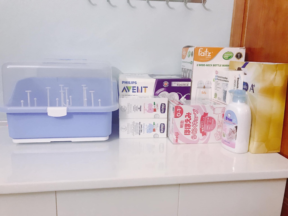 Có m nào nghiện con giống em ko? Lúc nào cũng chỉ mong cuối tuần đi siêu âm để gặp con. Tối nào cũng mở ảnh vs clip con lên xem. Đồ của con thì hôm nào cũng lôi ra xếp xếp, ngắm ngắm như chơi đồ hàng ấy, xong mệt mệt lại bắt ck cất đi😅. Heo nhà e nay siêu âm đc 35t2 ngày đc 2,5kg ạ. Dây rau cuốn cổ 1 vòng, bác sĩ bảo bt nhưng e cứ thấy lo lo ạ. 😔