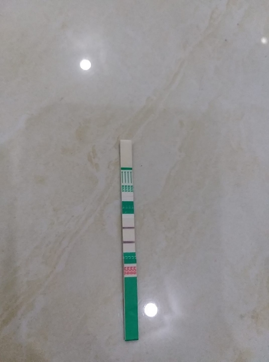 Hi mọi người, em vừa tham gia nhóm. có gì sai sót mong mọi ng chỉ bảo!
e lấy ck cũng 3 năm rồi, chưa có con nên cũng lo ko biết sao.nhưng tuần rồi e mệt mỏi chán ăn, quanh núm to lên. nên e nghĩ có khi nào có.mà ko tự tin mua que mất công thất vọng như vài lần trước. hôm qua e có dấu hiệu sốt rét. mặt nóng ran mà ng thì rét run lên :( mà e sợ có bầu nên ko dám uống thuốc. e mua bút thử thai để sáng nay thử. đêm qua e lúc nóng lúc lạnh ướt đẫm gối. sáng nay 5h30p e bò dậy thử. thấy bảo bút thử chính xác nên e mua. e mua ở Pacmacity. 2 vạch đậm. e cũng lo do sốt nên hiện 2 vạch. e cũng tìm hết thông tin mà ko có điều đó. rồi e dậy đi làm liêu xiêu như ng say. đến cty 1 lúc e chịu ko dc e xin về. ghé vào phòng khám siêu âm.tại e nghĩ đậm vậy chắc dc 3 đến 4 tuần. e chậm kinh 10 ngày. nhưng bs bảo niêm mạc tử cung dày chứ chưa thấy thai làm tổ. cũng hơi thất vọng các chị ạ. bs bảo 5 đến 10 ngày đến siêu âm lại. trên đg về e vào nhà thuôc Minh Châu e mua tiếp 1 que thử. e thử vào lúc trưa nay cũng 2 vạch đậm luôn. ck e cũng chờ mong lắm. nên chả biết hỏi ai. tham gia nhóm hi vọng mọi ng từng trải qua chia sẽ cho e với!