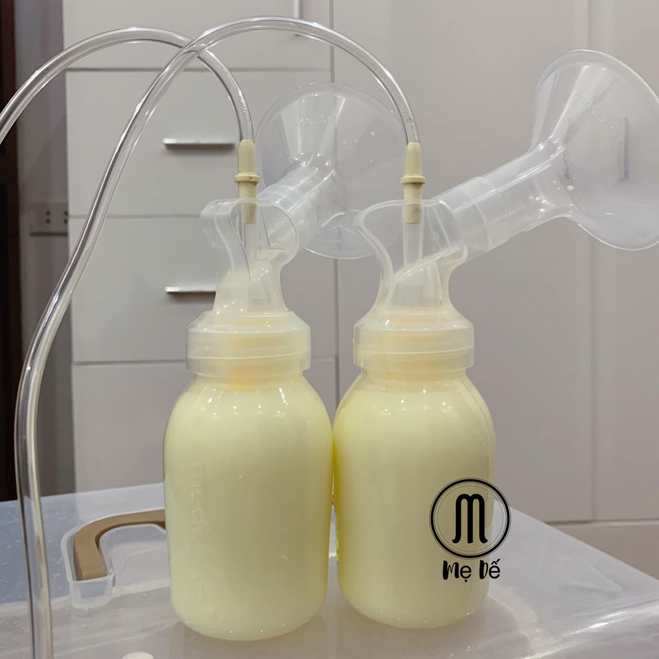 Mấy hôm nay cũng có chút bận bịu nên em chưa viết đc review cho chị em . Hôm nay em xin chia sẻ trải nghiệm máy hút sữa Avent snow và máy hút sữa Medela pump rút gọn 
DÀNH CHO NHỮNG MẸ ĐANG PHÂN VÂN KHÔNG BIẾT NÊN MUA LOẠI NÀO 
sau một thời gian dùng cả 2 loại em xin chia sẻ cảm nhận của mình về 2 dòng máy hót trong hàng bỉm sữa 
🍼ĐẦU TIÊN SẼ LÀM EM HÚT SỮA AVENT SNOW:

⚜️Điểm cộng :

1. Phải nói là em này nghe cái tên thôi đã thấy nhẹ nhàng , đáng yêu rồiii :)) Ấn tượng đầu tiên khi mở hộp em ý : Ôi đẹp lắm ấy :)) nhỏ gọn với thiết kế màu trắng trông rất sang chảnh luôn, túi đựng màu xám trẻ trung không đen xì xì như Medela :))
2. Về lực hút : Snow hút siêu sâu và cạn sữa mẹ luôn, nhưng hay 1 cái là nó nhẹ nhàng kinh khủng ấy , nó như lực của bé ti , thậm chí theo cảm nhận của em nó còn nhẹ hơn kia :))) sữa ra rất rất nhanh luôn. Em thử hút sữa bằng lực massage thôi mà sữa đã ồ ạt . Bình thường hút medela 20p thì chỉ căng lắm 300ml-330ml 1 cữ . Sang em này lên phát 360ml-370ml 1 cữ luôn . Sợ thật :)))) hút 30p mà ngỡ như mới hút vài phút ( tức là nó ko hề cgiac đau luôn í )
3. Ở ống hút có đệm massage hình cánh hoa mang lại cảm giác hút sữa như không hút , không hề kéo zú hay hằn zú như em medela pump 
4. Màn hình sáng rất thuận tiện hút ban đêm không cần bật điện hay phải rọi đèn :)) em này có cả hiển thị phút hút , tạm dừng , nút massage có thể điều chỉnh tuỳ ý. 
5. Em này có cái tiện là nhỏ gọn , mang đi đâu cũng thuận tiện ấy , có cả chỗ để pin ( 4 cục ) phòng khi mất điện vẫn hút được sữa cho con 
6. Dây hút được bịt 2 đầu ko lo bụi bẩn như dòng medela 
7. Hút sữa ở mọi tư thế, ngồi hút cũng rất thoải mái, không giống pump hút người cứ phải ngồi thẳng đứng. Em snow này thích ngửa , nghiêng thoải mái ko lo sữa bị trào ra ngoài :)))
8. Ở máy hút sữa avent mình thấy có điểm rất hay là ở đầu hút và đuôi đều có nắp đậy. Rất hợp khi bạn di chuyển không lo bụi hay vi khuẩn vào ống hút. Cái này ở medela không có. Như medela bình thường đồ hút mình phải cho vào túi zip khi sử dụng xong hay di chuyển cái này em snow vượt trội hơn hẳn
9. Bảo hành tận 2 năm luôn ạ

⚜️Điểm trừ :

1. Việc vệ sinh em này theo mình sử dụng là hơi lỉnh kỉnh hơn dòng medela, vì mỗi lần mình hút sữa xong là mình đều rửa và tiệt trùng . Cái này hơi bị mất thời gian . Mẹ nào lười thì dùng xong đóng nắp bỏ tủ lạnh . Cuối ngày rửa cũng đc ạ. Em thì cứ xong cữ nào lại lách cách đi rửa 😭😭😭 đôi lúc phát ngại lên í
2. Em snow này bình sữa hơi bé :(( mỗi bình hút được 125ml . Với em thì ko đủ thật 😞 mỗi cữ em hút mỗi bên khoảng 170ml nếu bình to xíu thì hoàn hảo luôn ấy
3. Bộ phận hút hơi to, mỗi lần sử dùng với áo hút sữa rảnh tay có phần bất tiện :))) 
4. Nếu đầu ti hơi to thì không nên dùng em này vì sẽ bị chật ních đó ạ :))))) 
5. Sau 1 tuần test em này . Em đã cảm nhận là ko dùng silicon hoa cũng ko gây đau ti gì cả luôn ấy
=>>> Với số ít điểm trừ này khắc phục được thì em thấy avent rất đỉnh luôn :))) mẹ nào ti nhạy cảm và đầu ti bé thì nên mua ạ

🍼TIẾP ĐẾN LÀ EM HÚT SỮA MEDELA PUMP
Về máy hút sữa thì dòng medela quá hot và thân quen với các mẹ bỉm sữa rồi ạ . Tuổi đời siêu lâu trong làng hút sữa. Sau hơn 2 tháng sử dụng em xin đưa ra vài review nho nhỏ
Điểm cộng: 
1. Giá thành của pump ổn hơn avent , phù hợp với nhiều mẹ hơn. 
2. Lực hút của pump mạnh , hút cạn sữa mẹ, mẹ nào ti không nhạy cảm, ưa bạo lực thì dùng em này hợp lí :))) 
3. Dòng này nổi về việc kích sữa , lấy lại nguồn sữa mẹ , tăng lượng sữa 
4. Máy cũng có chế độ massage và 7 cấp độ lực hút tuỳ chỉnh 
5. Nhỏ gọn , dễ mang đi 
6. Vệ sinh đồ hút siêu dễ , không lỉnh kỉnh mất thời gian
7. Có 2 size phễu cho các mẹ lựa chọn , phù hợp với mẹ nào đầu ti to

⚜️Điểm trừ :

1. Nếu mẹ nào ti nhạy cảm thì dùng em pump này sẽ thấy hơi đau đó ạ vì em này phễu hút không có silicon
2. Mỗi lần hút xong ti em cứ bị kéo dài í , hôm nào quên hút lên 30p thì ôi thôi rát rát với đau kinh khủng , quầng ti còn bị hằn trắng :(( 
3. Không có màn hình hiển thị, các mẹ luôn phải để ý thời gian hút sữa 
4. Chế độ massage chỉ 2p tự đổi sang chế độ hút , ví dụ như mình ti nhạy cảm chỉ hút mức 1 :))) thì thích dùng nấc massage hơn n cứ đc 2phut nó lại nhảy sang chế độ hút :)) 
5. Dây cắm kèm cục đổi nguồn rất cồng kềnh , nên em phải thay bằng cục trực tiếp vì nhiều người không biết nếu không cắm 2 cục nguồn và đổi nguồn với nhau là cháy ngay :)) em thấy rất nhiều người cháy rồi 
6 . Về độ ồn của máy thì em thấy nó ngang nhau :)))
=>>>Ở medela máy được thiết kế bảo vệ bởi túi bọc máy, có rơi cũng ko ảnh hưởng gì đến máy cả, còn ở avent máy lại không có túi bảo vệ, nếu lỡ rơi theo mình thì cũng hơi ngại :)) nhưng avent thiết kế có 1 cái dây nối ở máy có thể đeo ở cổ để di chuyển nhưng mình vẫn thấy không phải giải pháp hay cho vấn đề chống va đập :))
Mong rằng chút ít kinh nghiệm chia sẻ sẽ giúp ích các mẹ trong vấn đề chọn máy hút sữa ạ )))
Nguồn : Mẹ Dế