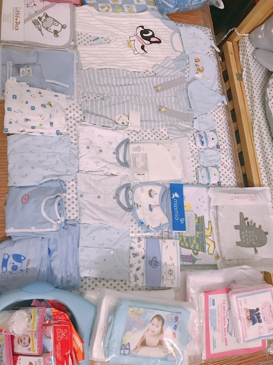 Có m nào nghiện con giống em ko? Lúc nào cũng chỉ mong cuối tuần đi siêu âm để gặp con. Tối nào cũng mở ảnh vs clip con lên xem. Đồ của con thì hôm nào cũng lôi ra xếp xếp, ngắm ngắm như chơi đồ hàng ấy, xong mệt mệt lại bắt ck cất đi😅. Heo nhà e nay siêu âm đc 35t2 ngày đc 2,5kg ạ. Dây rau cuốn cổ 1 vòng, bác sĩ bảo bt nhưng e cứ thấy lo lo ạ. 😔