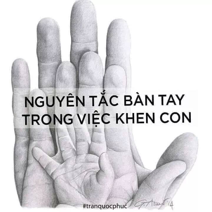 NGUYÊN TẮC BÀN TAY TRONG VIỆC KHEN CON

Nguyên Tắc 1: "KHÔNG KHEN VÀO SẢN PHẨM MÀ KHEN VÀO QUÁ TRÌNH"

Ví dụ: Con tự xúc ăn, không nên khen "con giỏi quá" (đây là lỗi phổ biến của rất nhiều bố mẹ Việt đang mắc phải).
Thay vào đó nên nói "Con hôm nay con rất nỗ lực đấy, mẹ thấy con xúc gọn gàng và tốt hơn những lần trước rất nhiều rồi"

Ví dụ tiếp: Hôm nay con được điểm 10, không nên khen "con mẹ giỏi quá".
Thay vào đó, nên nói với con: “Con đã rất nỗ lực, lúc con làm bài mẹ thấy con toát hết cả mồ hôi, viết mỏi nhừ cả tay phải không con...”

Việc khen quá trình sẽ giúp trẻ hiểu rằng những nỗ lực của con khi thực hiện việc gì đó mới khiến mọi người để tâm quan sát và đánh giá nhiều nhất, trẻ sẽ chú trọng và tiếp tục nỗ lực hơn nhiều để được người lớn công nhận, khen ngợi.

Nguyên Tắc 2: "KHÔNG SO SÁNH VỚI CON NHÀ NGƯỜI TA".

Ví dụ: Không nên khen con, “con ăn nhanh hơn bạn A đó”, hoặc “con học kém hơn bạn B đó”
Trẻ con có một kẻ thù vô hình nhưng đáng sợ là "con nhà người ta". Việc bố mẹ hay so sánh với những đứa trẻ khác vừa khiến trẻ có thể tự ti, hoặc kiêu ngạo, hạn chế dùng những từ chê bai, đặc biệt KHÔNG CHÊ CON TRƯỚC ĐÁM ĐÔNG, có gì về đóng cửa tự thì thầm bảo nhau.

Nguyên Tắc 3: "KHÔNG NHÌN VÀO PHẨM CHẤT CỦA CON, MÀ NÊN NHÌN VÀO TRẠNG THÁI CỦA MÌNH"

Ví dụ: Không nên khen “con thông minh quá” (đó là phẩm chất của con).
Nên khen: “con làm được cái này mẹ rất vui và hạnh phúc, mẹ tự hào vì có con” (đó là trạng thái cảm xúc của mẹ)

Không phải đứa trẻ nào cũng giỏi, thông minh, nên nếu được khen nhiều những phẩm chất này, khi ra đời, nếu trẻ làm điều gì không được, không thành công, trẻ có thể thấy những lời khen trái với thực tế và thất vọng về mình, và nghĩ mẹ nói dối mình, mẹ gạt mình
#shopkumyn
Nguyên Tắc 4: "CHÚ Ý KHEN CẢ NHỮNG THỨ NHỎ NHẶT NHẤT, NHỮNG THỨ CON KHÔNG ĐỂ Ý"

Ví dụ: Mọi hôm đến bữa cơm con cứ ngồi chơi, nhưng tự dưng hôm nay con bê giúp mẹ cái xoong, cái bát, thì bố mẹ nên lập tức khen ngay hành động này của trẻ

Trẻ con thường cực kỳ sung sướng về điều này, việc khen con cả những thứ con vô tình làm như thế sẽ giúp trẻ hiểu rằng hóa ra mọi công việc mình làm đều có mẹ quan sát và để tâm. Từ đó, trẻ sẽ cố gắng thực hiện những điều này tốt hơn.

Nguyên Tắc 5: "TRUYỀN ĐẠT LẠI LỜI KHEN CỦA NGƯỜI KHÁC ĐẾN TRẺ".

Nên tích cực truyền đạt lại lời của người khác khen con. Đôi khi có thể là mượn lời người khác.

Ví dụ: Thay vì khen con: “Con rất lễ phép với người lớn”
Mẹ có thể mượn lời của bố, hoặc người hàng xóm... : “Hôm nay đi qua nhà bác hàng xóm, bác ấy bảo mẹ, con rất lễ phép, lịch sự, biết chào hỏi người lớn đấy"

Điều này làm lời khen có vẻ khách quan hơn. Con sẽ vui vẻ và những ngày sau đó luôn chào hỏi khi gặp mọi người.

🌿 Vậy đó, khen con trẻ là cả một NGHỆ THUẬT, ảnh hưởng rất nhiều đến tính cách của con bạn. Các bố mẹ hãy để ý đến những vấn đề tưởng chừng như rất nhỏ, rất bình thường này nhé. Nó sẽ góp phần xây dựng tính cách tốt cho trẻ từ rất sớm. Hãy luôn là người đồng hành cùng con trên mọi nẻo đường!

Nguồn: St
Ảnh: #tranquocphuc