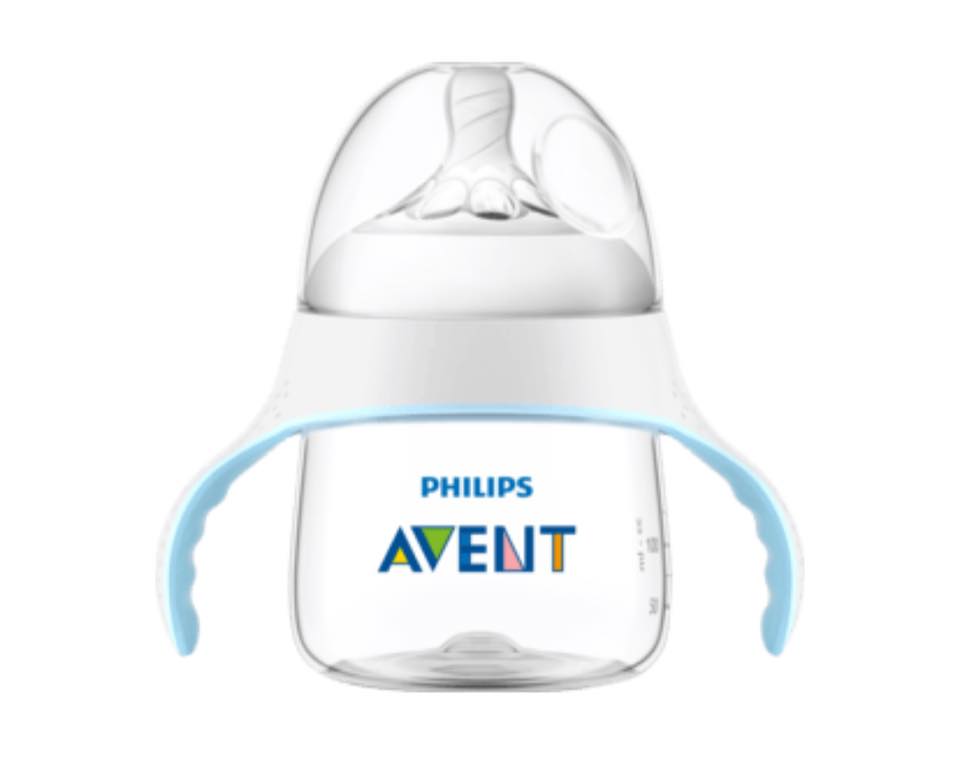 Đánh giá bình sữa Philips Avent – Có nên mua bình sữa Philips Avent - Review bình sữa Philips Avent có tốt không?

Điều khiến em thực sự ấn tượng là NÚM TY của bình Philips Avent được thiết kế mô phỏng giống ty mẹ, tạo cảm giác thoải mái, tự nhiên và gần gũi như khi bú mẹ, điều này sẽ giúp bé dễ dàng hơn trong việc kết hợp bú mẹ và bú bình song song. Đồng thời, thiết kế này cũng giúp khuyến khích sự phát triển tự nhiên của vòm miệng, răng và nướu của trẻ.

2. Khi trẻ bú bình thường sẽ nuốt theo cả không khí trong bình vào bụng. Hệ thống van kép của bình Philips giúp làm giảm cảm giác khó chịu và đầy hơi khi bé bú bình, không khí trong bình không xuống bụng được, hệ thống van này rất ít loại bình có ạ

3. Núm ti của bình được thiết kế để phù hợp nhất với từng giai đoạn phát triển của trẻ, phù hợp với trẻ từ sơ sinh, điều này cũng góp phần không nhỏ khuyến khích vòm miệng, răng, nướu và các cơ miệng của trẻ phát triển một cách tự nhiên nhất như khi bú mẹ.

4. Chất liệu của bình sữa và các chi tiết của bình đều có nguồn gốc tự nhựa cao cấp an toàn, free BPA, chịu được nhiệt, bình sữa khi tiêt trùng, sử dụng trong lò vi sóng cũng hoàn toàn vô tư.

5. Bình cổ rộng, rất dễ dàng khi cọ rửa vệ sinh bình sữa hay khi pha sữa, lấy sữa vào bình.

Các mẹ có quan điểm nuôi con bú mẹ và bú bình song song tham khảo thêm về bình này. 9/10 y tá, hộ sinh ở Đức khuyên các mẹ có con nhỏ dùng bình Philips vì những đặc điểm ưu biệt của bình này, bình sữa Philips xếp vị trí đầu bảng trong list Bình sữa bán chạy nhất tại Đức, review của các mẹ trực tiếp sử dụng bình philips đều sát sít mốc 5/5 thì quả thực rất đáng nể, không hề tự nhiên mà bình Philips Avent lại được người dân Đức, dân Châu Âu và châu Mỹ ưu ái nhiều như vậy đâu ạ.
