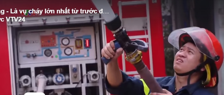 Vụ cháy ở Rạng Đông: Bộ TNMT chính thức khuyến cáo trong vòng bán kính 1,5km

Sau khi UBND quận Thanh Xuân bất ngờ yêu cầu phường Hạ Đình rút cảnh báo, bệnh viện Bạch Mai tuyên bố các chỉ số xét nghiệm không có vấn đề gì, Viện Sức khỏe môi trường thông báo test nhanh đều an toàn… thì Bộ Tài nguyên và Môi trường (TN&MT) sáng nay đã cảnh báo người dân trong vòng bán kính 1,5km phải cẩn trọng

Theo thông cáo báo chí phát đi đầu giờ sáng nay (31/8), Bộ TN&MT ghi rõ:

“Ngày 28 tháng 8 năm 2019, đã xảy ra sự cố cháy nổ tại kho chứa sản phẩm, nguyên liệu, hóa chất tại Công ty Cổ phần Bóng đèn Phích nước Rạng Đông (sau đây gọi là Công ty) trên địa bàn phường Thanh Xuân Trung, quận Thanh Xuân, thành phố Hà Nội khiến người dân lo ngại nguy cơ xảy ra mất an toàn hóa chất độc hại và ô nhiễm môi trường.

Ngay sau khi sự cố cháy nổ của Công ty xảy ra, Tổng cục Môi trường khẩn trương phối hợp với Sở TN&MT, các cơ quan liên quan của thành phố Hà Nội để trao đổi, nắm bắt thông tin; chỉ đạo Trung tâm Quan trắc môi trường miền Bắc (trực thuộc Tổng cục Môi trường) phối hợp, hỗ trợ Sở Tài nguyên và Môi trường thành phố Hà Nội quan trắc, đánh giá chất lượng môi trường không khí, nước, đất sau sự cố.

Hiện nay cơ quan quản lý nhà nước đang trong quá trình đánh giá phạm vi, mức độ ảnh hưởng của sự cố cháy nổ trên cơ sở số liệu thực tế và căn cứ khoa học để giải pháp đồng bộ để xử lý các tàn tích của vụ cháy nổ, môi trường,…. tuy nhiên đây là sự cố cháy nổ có liên quan đến hoá chất có thể tiềm ẩn nguy cơ ảnh hưởng đến môi trường và sức khỏe của người dân.

Để bảo đảm sức khỏe an toàn tuyệt đối cho người dân, Tổng cục Môi trường khuyến cáo người dân sinh sống khu vực xung quanh Công ty, đặc biệt trong bán kính khoảng 1,5 km cần thận trọng, thực hiện các biện pháp như: tắm bằng xà phòng và nước ấm; giặt quần áo bằng xà phòng và nước ấm; tẩy rửa tường, sàn nhà và các đồ gia dụng trong gia đình; không sử dụng nước từ các bể chứa nước hở; thau rửa các bể chứa nước hở; tạm thời không sử dụng các sản phẩm nông sản và gia súc, gia cầm có nguồn gốc từ khu vực xung quanh;....

Khi có việc cần thiết đi qua khu vực xung quanh Công ty, khuyến nghị người dân nên mặc áo dài tay, đeo khẩu trang có than hoạt tính.”

Thông cáo báo chí của Bộ TN&MT được phát đi sau khi UBND quận Thanh Xuân bất ngờ yêu cầu phường Hạ Đình rút cảnh báo mà phường này với đầy đủ trách nhiệm với người dân đã phát đi trước đó, cảnh báo người dân trong vòng bán kính 1km phải hết sức cẩn trọng, đồng thời khuyến cáo những biện pháp vệ sinh, phòng hộ cho sức khỏe.

Lý do mà UBND quận Thanh Xuân đưa ra khi thu hồi cảnh báo này là vì “văn bản không đúng thẩm quyền và chưa có cơ sở”.

Cũng trong thông báo của UBND quân Thanh Xuân, kết quả test nhanh của Viện sức khỏe môi trường (thuộc Bộ Y tế) cho thấy "kết quả phân tích nhanh (15h20 phút ngày 30/8) các thông số như vi khí hậu, nhiệt độ, bụi... cho thấy ở mức độ bình thường." Tuy nhiên, các thông số này không được công bố.

Cũng trong tối qua, thông tin từ khoa Chống độc, bệnh viện Bạc Mai cho biết, các kết quả xét nghiệm ban đầu đối với 10 phóng viên báo chí tác nghiệp tại hiện trường vụ cháy và 1 người dân cho thấy không có dấu hiệu ngộ độc thủy ngân.

Như vậy, mọi thông tin chính thức đưa ra từ các cơ quan chức năng dường như đều cho thấy môi trường đã an toàn và người dân có thể yên tâm sinh hoạt bình thường. Tuy nhiên, nhiều ý kiến của các nhà khoa học cho rằng, để đưa ra kết luận AN TOÀN, cần phải có thời gian với những chứng cứ khoa học đủ sức thuyết phục chứ không thể chỉ dựa vào các test nhanh.

Hơn nữa, trận mưa lớn chiều tối và đêm 29, trước khi các cơ quan chức năng lấy mẫu kiểm tra có thể đã khiến không khí cũng như môi trường đất, nước ngay tại nơi xảy ra vụ cháy không giống như môi trường lúc đang cháy hoặc ngay sau khi cháy (là thời gian mà người dân không được khuyến cáo kịp thời để bảo vệ sức khỏe - PV).

Nhiều ý kiến cũng đánh gia cao trách nhiệm của UBND phường Hạ Đình, cho rằng cảnh báo là kịp thời, trong khi các cơ quan chức năng "đúng thẩm quyền" lại im hơi lặng tiếng.

Ngoài ra, cách thông tin của Công ty Bóng đèn phích nước Rạng Đông cũng khiến nhiều người bức xúc bởi sự “lập lờ” đánh lừa dư luận. Theo đó, Công ty này cho biết, từ năm 2016 đã “nghiên cứu sử dụng loại amalgam thay thế cho thủy ngân lỏng trước đây và đưa vào sản xuất từ năm 2016.”

Điều này khiến cho những người dân bình thường không có kiến thức về hóa học dễ hiểu lầm rằng, công ty này đã không còn dùng thủy ngân trong sản xuất bóng đèn nên người dân có thể “yên tâm” về môi trường.

Tuy nhiên, trao đổi với VnMedia, chuyên gia độc lập về môi trường, ông Đào Nhật Đình khẳng định, không thể hiểu Amalgam thay thế thủy ngân lỏng tức là sản phẩm không có thủy ngân.

“Amalgam là hỗn hống (là hợp kim của thủy ngân với các kim loại khác, như hỗn hống các kim loại kiềm, kim loại kiềm thổ, kẽm, cadimi, antimon, nhôm, thiếc, đồng, chì, bismut, vàng... - PV) chứa thủy ngân lỏng và kim loại khác. Vận chuyển và bảo quản amalgam dễ và an toàn hơn nhiều thủy ngân lỏng" - chuyên gia Đào Nhật Đình cho biết.

Theo VnMedia