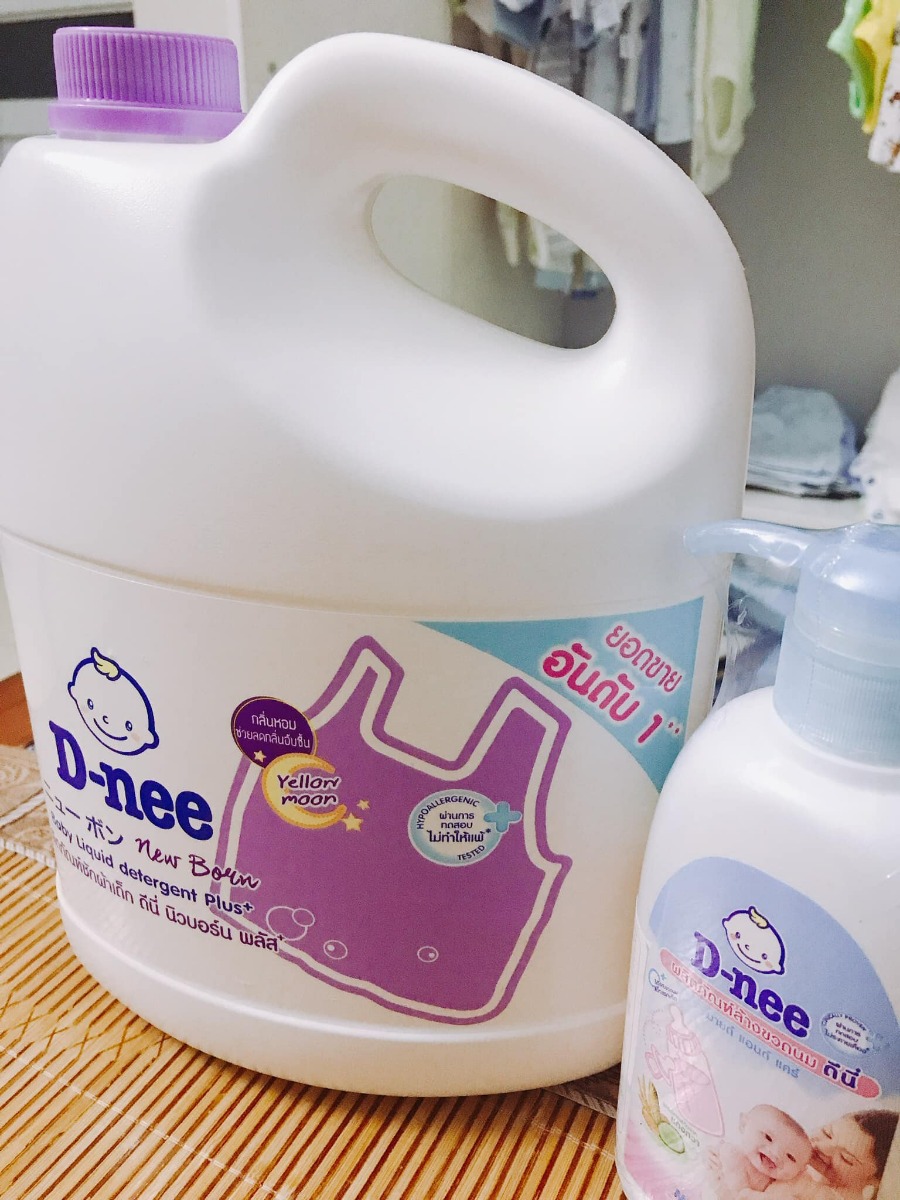 Có m nào nghiện con giống em ko? Lúc nào cũng chỉ mong cuối tuần đi siêu âm để gặp con. Tối nào cũng mở ảnh vs clip con lên xem. Đồ của con thì hôm nào cũng lôi ra xếp xếp, ngắm ngắm như chơi đồ hàng ấy, xong mệt mệt lại bắt ck cất đi😅. Heo nhà e nay siêu âm đc 35t2 ngày đc 2,5kg ạ. Dây rau cuốn cổ 1 vòng, bác sĩ bảo bt nhưng e cứ thấy lo lo ạ. 😔