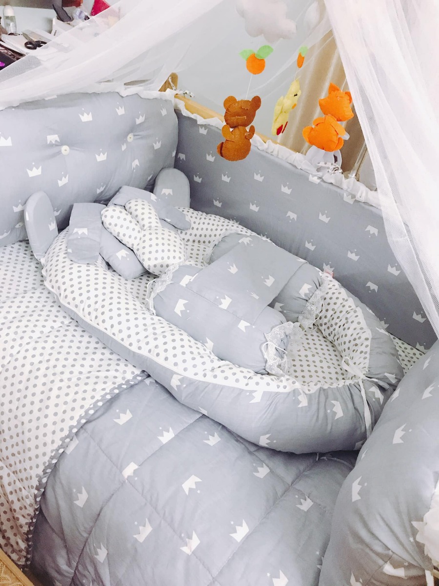 Có m nào nghiện con giống em ko? Lúc nào cũng chỉ mong cuối tuần đi siêu âm để gặp con. Tối nào cũng mở ảnh vs clip con lên xem. Đồ của con thì hôm nào cũng lôi ra xếp xếp, ngắm ngắm như chơi đồ hàng ấy, xong mệt mệt lại bắt ck cất đi😅. Heo nhà e nay siêu âm đc 35t2 ngày đc 2,5kg ạ. Dây rau cuốn cổ 1 vòng, bác sĩ bảo bt nhưng e cứ thấy lo lo ạ. 😔
