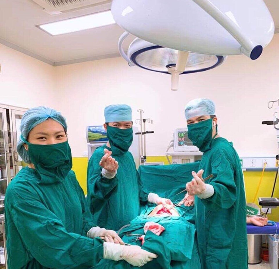 Hê lô các chị. E muốn hỏi người nhà có đc vào chụp ảnh lúc đẻ mổ ntn ko ạ? =)) Hqua thấy có 1 mẹ đăng lên 1 group. Nhiều mẹ cho rằng thế là bt nhưg e thấy cứ sai sai.