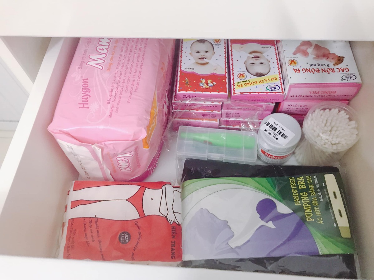 Có m nào nghiện con giống em ko? Lúc nào cũng chỉ mong cuối tuần đi siêu âm để gặp con. Tối nào cũng mở ảnh vs clip con lên xem. Đồ của con thì hôm nào cũng lôi ra xếp xếp, ngắm ngắm như chơi đồ hàng ấy, xong mệt mệt lại bắt ck cất đi😅. Heo nhà e nay siêu âm đc 35t2 ngày đc 2,5kg ạ. Dây rau cuốn cổ 1 vòng, bác sĩ bảo bt nhưng e cứ thấy lo lo ạ. 😔