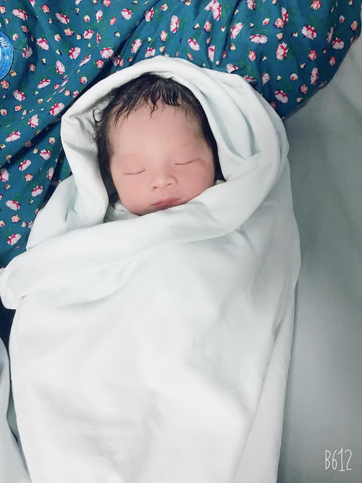 Sau khi Mẹ tròn - Con vuông - Bố chữ nhật mình xin revew công cuộc đi đẻ của mình tại BVBĐ để các m cb đẻ và đang tính đẻ tại BVBĐ có thêm thông tin. ( chuyện mình kể hơi lủng củng các mẹ nhé)
Mình mang bầu tập 1 bị sảy ở tuần thứ 6. Sau đó 3 tháng mình có bầu lại. Mình theo dõi khám ở PK An An. 3 tháng đầu mình phải sử dụng thuốc nội tiết để giúp thai phát triển tốt. Dks của mình là 21/8 ( theo kinh 3 tháng đầu). Nghề nghiệp của mình là điều dưỡng nên cứ hàng tuần nào mình cũng siêu âm tại cơ quan. Và các mốc quan trọng thì kiểm tra tại An An. 26w mình bị tiểu đường thai phải nhập viện bạch mai điều trị theo dõi 3 ngày. Sau ra viện thì chỉ điều chỉnh ăn uống và kiểm tra test đường tại nhà. 28w mình có cơn gò nhiều. Bs Nam _ S/â An An kê cho mình thuốc giảm gò uống đến 35w. Mình luôn sợ sẽ sinh non, chỉ cầu trời khấn phật sao cho con an toàn trong bụng qua 36w là mừng lắm rồi ( vì lúc 32w mình chuyển về nhà mới. Nên lại càng sợ k may mắn cho con). Nhưng đến 39w vẫn thấy mọi thứ bình thường. Rồi qua rằm tháng 7 vẫn chưa thấy gì. 40w 21/8 mình qua An An siêu âm ktra. Ối còn 104mm. Lại lo lắng con bị cạn ối sẽ nguy hiểm. Bs Nam nói tối 22/8 chưa thấy gì thì nhắn cho bác để bs nhờ bs trực phòng đẻ giúp cho 23/8 nhập viện kích đẻ. Tối 21/8 vk ck vẫn dắt tay nhau đi bộ 30p Rồi đi ngủ, đến 1h sáng 22/8 thì mình thấy đau bụng, bụng gò cứng nhưng mình cũng là k gọi ck dậy mà chỉ nằm nghe ngóng. Thấy cứ cách 1 h lại có 1 cơn đau. Sau đó 45p. Rồi 30p. Cứ thế đến 5h30p. Mình gọi ck dậy thắp hương, tắm gội ( lúc này mình mới thấy ra máu và bong nút nhầy) 2 vk ck chạy xe máy vào viện, đi đường cứ 10p mình lại đau 1 cơn kéo dài khoảng 30s.đến bv Lên thẳng tầng 3 lúc ấy là 6h30phút. Ck chạy xuống tầng 1 làm thủ tục đăng ký khám rồi đưa mình vào phòng 302 khám. Có bs nam giới đeo kính đen khám trong cho mình. Xong khi mình ra ngoài thì thấy bảo CTC mở 7 cm. Và giấy khám của mình đc tích cấp cứu. Sau khi làm thủ tục mình đc đưa vào phòng chờ đẻ và đc dặn khi nào ra nước thì báo để vào phòng đẻ. Mình vẫn ung dung đi lại đến 7h45 thì mình đau nhiều hơn cố hít sâu thở đều cho qua cơn. Thì đến 8h mình k chịu đc nữa bảo ck chạy đi báo điều dưỡng. Vào khám trong lần 2 mình mở đc 9cm. Đo tim thai là 137lần /phút. Chính thức đc bước lên bàn đẻ nằm. Mình là người mở 10cm đầu tiên trong ngày hôm đó. Các chị trong phòng đẻ hướng dẫn mình cách dặn, nhưng cơn co của mình thưa. Lâu mới có 1 cơn và hơi dặn của mình ngắn( có lẽ do sáng mình chưa ăn chưa uống gì cả) nên 2 ng cùng đẻ đã xong xuôi rồi mà bé nhà mình vẫn chưa ra. Bs ấn bụng, các chị hộ sinh hỗ trợ mà k đc. Đến khi c đỡ cho mình phải kêu hỗ trợ vì tim thai tụt. Lúc ấy mình vừa hoảng vừa sợ. Bs ấn bụng, mình cố hít 1 hơi dài nhất, lấy hết sức từ khi cha sinh mẹ đẻ rặn 1 hơi và thế là e bé ra, bụng mình hẫng 1 cái. Bs thông báo con nặng 3.3kg ,con trai. Hạnh phúc nhất là khi nghe con khóc và đc ôm con trên bụng( mừng thầm vì con đc an toàn).
Sau khi con đc mang đi cắt rốn thì mình đc đeo định danh cho 2 mẹ con. Và đc các c tiêm cho 1 mũi giảm đau gây nghiện _ docontral. Chóng mặt, hoa mắt, k còn sức lực, nói hụt hơi, nhưng vẫn cố rướn mắt nhìn theo con.
Mình bị rạch sâu, nên bs có giải thích k tiêm tê phía trong đc vì tiêm tê vào phù nề sẽ khó khâu. Phần ngoài thì các c hộ sinh khâu cho mình( và có đc tiêm tê phần này)
Xong xuôi thì chưa có giường nên mình phải nằm chờ trong phòng đẻ đến khoảng hơn 11h. Trong khoảng thời gian đó vẫn có bs và các c hộ sinh đến kiểm tra vết khâu và độ co tử cung cho mình. Đến hơn 11h mình và con đc chuyển về phòng 421 nằm. Sáng 23/8 có bs nhi đến khám và tư vấn cho các mẹ.Đến trưa 23/8 mình làm thủ tục xuất viện về nhà.
Chốt hạ
_ lần đầu đi đẻ mặc dù có 1 số ý kiến k hay về bvbđ nhưng mình vẫn tin và chọn bưu điện ( vì mình cũng là điều dưỡng nên mình cũng hiểu và thông cảm về ngành dịch vụ chăm sóc bn)
- Sau đẻ thì mình thấy mọi thứ đều ổn từ bs, nữ hộ sinh, phòng ốc ( thì hơi chật nhưng vs sạch sẽ) hay điều dưỡng chăm sóc.
_ vào viện đẻ thường đặt cọc 7tr viện phí mình thanh toán hết 4665k trừ tiền bh 1000k còn lại phải trả 3665k. Cảm ơn bs 1000k
Qua thai kỳ mình gửi lời cảm ơn đến phòng khám siêu âm An An đã giúp mẹ con cháu theo dõi cả thai kỳ đc an toàn. Hẹn gặp lại pk ở thai kỳ tiếp theo ạ.