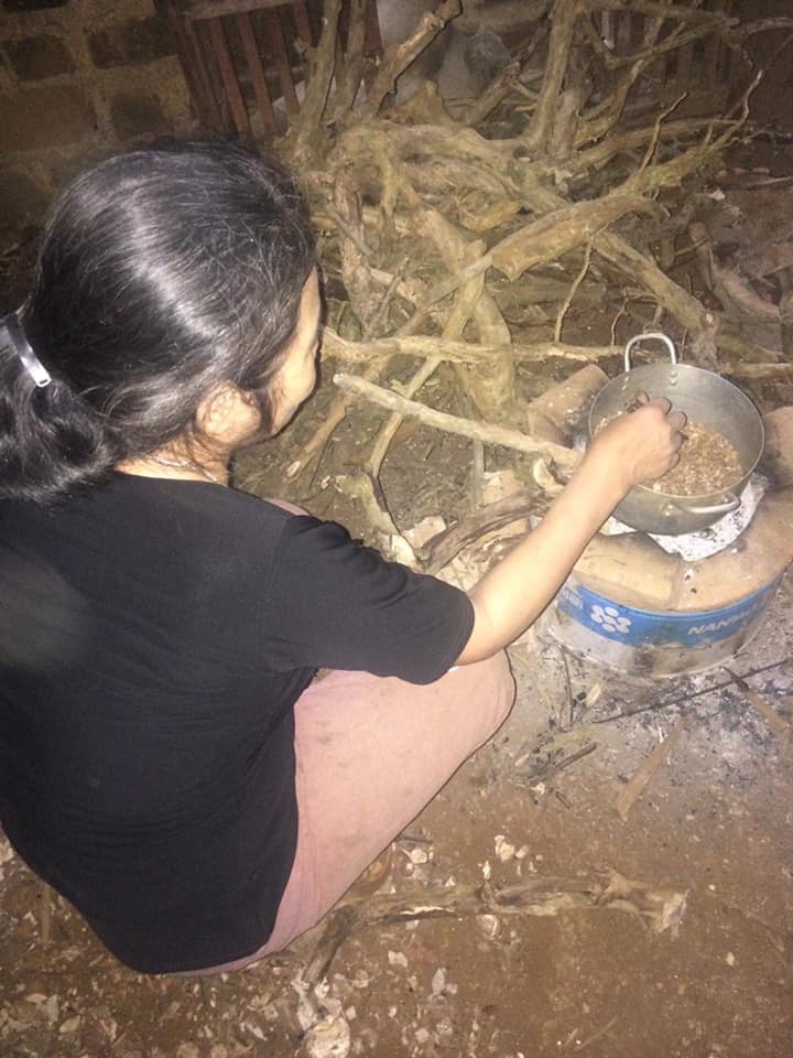 Mẹ mình đấy!
Đêm hôm rang muối cho m chườm bụng ,
Mặc dù nhà mẹ đẻ m ko có tiện nghi , nhưng ở với mẹ đẻ vẫn tuyệt vời nhất ! 

Những ngày về nhà ở cữ 
Mẹ bắt cởi hết quần áo nằm yên đó để xoa rượu gừng nghệ gấc 
Bôi một lúc khô thì mặc quần áo vào , 
Trộm vía tỷ lần da m sinh xong những vết như thâm, rạn, nách bẹn lúc mang bầu hết sạch 
Da trắng hồng lên trông thấy
Da mặt cũng vậy ! Da m hết các vết sạm nám 
Trắng hơn thời m chưa mang thai . 

Mẹ cũng làm tinh nghệ trộn mật ong cho m , lúc m đang tháng cuối 
Mẹ trộn 2 loại lại vo viên 
Sau đó hong khô chứ ko phơi nắng , mẹ bảo phơi nắng sẽ mất hết chất trong viên tinh nghệ 
Và nhớ các b làm xong cần trùm một chiếc màn kẻo ruồi hoặc các côn trùng vào nhé ! 

Ở quê mình , mọi ng sinh xong phải hơ than
Hoặc nằm than
Nhưng mẹ nói việc này ko cần thiết ! 
Cần bắt than chủ yếu hơ trầu áp lên mặt , mắt trong 15 p là tắt bếp đi ko thì ảnh hưởng từ khí than ko tốt 
Lá trầu khi hơ héo tác dụng cực tốt 
Mắt m thâm đen vì thức khuya khi hơ thì giảm hẳn 
Đỡ mỏi mắt và phù da , mặt cũng thon gọn hơn !

Eo m h cũng gọn lắm luôn rồi !
Chẳng có ngày nào ở quê mẹ ko bắt m chườm muối 
Ban đầu m chưa biết về công dụng nhưng nghe mùi thơm hơn nữa nằm muối cũng rất dễ chịu 
Mẹ rang cho m bằng gừng , ngải cứu , và lá me o vườn , ngoài ra thêm nghệ đỏ , mấy loại này giã nhỏ rang muối đến khi khô và thơm ! 
Cũng tầm 50 p 
Sau đó thì dùng một cái m chườm lưng 
Một cái m chườm bụng cực thích ! 

Dù rất thích nhưng m thương mẹ quá, công giả , công rang đi rang lại 
Về tp m mua túi có sẵn Thảo dược 45 k , m chỉ việc làm nóng , sau đó dùng đi dùng lại cũng dc cả tuần
dáng đã về rồi , m mặc lại dc những chiếc quần thời con gái. Thật sự trộm vía tỷ lần 

Về sữa ! M cho bé bú mẹ hoàn toàn , nếu sữa dư thì vắt bớt trữ đông
Ngày về mẹ cũng cho ăn rau o quê , các thức ăn bình thường 
Nhưng có điều mẹ rang thêm đậu đen 
Cái này 1 chén đỗ đun 3 lít nước m uống thay nước hằng ngày 
Uống nv vừa đủ sữa , vừa mát da , thải độc 
Cũng có lý do để ko lười uống nước 
Con m bú tu ti cả ngày 

Giờ xa mẹ xem ảnh cũ nhớ mẹ lắm ! 
Nhưng bao lần bảo mẹ về tp mẹ lại bảo quen sống ntn 
Ở quê cho nó yên bình ! 
Nhà có bếp ga . Vẫn lọ mọ sáng tối đun củi 
Giờ ở đây ... cũng muốn chạy về ôm mẹ
Hít hà cái mùi khói bếp 
Mùi của những cây cỏ nơi quê hương ...
