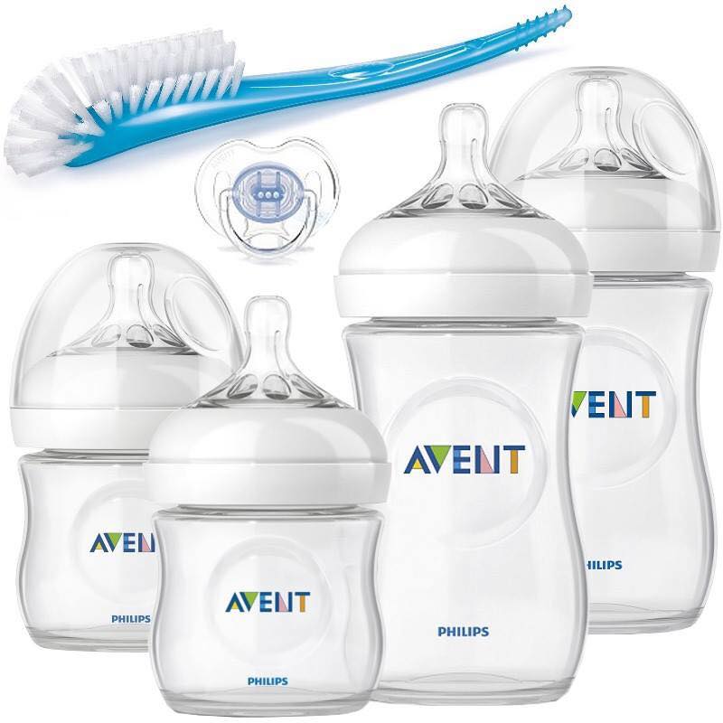 Đánh giá bình sữa Philips Avent – Có nên mua bình sữa Philips Avent - Review bình sữa Philips Avent có tốt không?

Điều khiến em thực sự ấn tượng là NÚM TY của bình Philips Avent được thiết kế mô phỏng giống ty mẹ, tạo cảm giác thoải mái, tự nhiên và gần gũi như khi bú mẹ, điều này sẽ giúp bé dễ dàng hơn trong việc kết hợp bú mẹ và bú bình song song. Đồng thời, thiết kế này cũng giúp khuyến khích sự phát triển tự nhiên của vòm miệng, răng và nướu của trẻ.

2. Khi trẻ bú bình thường sẽ nuốt theo cả không khí trong bình vào bụng. Hệ thống van kép của bình Philips giúp làm giảm cảm giác khó chịu và đầy hơi khi bé bú bình, không khí trong bình không xuống bụng được, hệ thống van này rất ít loại bình có ạ

3. Núm ti của bình được thiết kế để phù hợp nhất với từng giai đoạn phát triển của trẻ, phù hợp với trẻ từ sơ sinh, điều này cũng góp phần không nhỏ khuyến khích vòm miệng, răng, nướu và các cơ miệng của trẻ phát triển một cách tự nhiên nhất như khi bú mẹ.

4. Chất liệu của bình sữa và các chi tiết của bình đều có nguồn gốc tự nhựa cao cấp an toàn, free BPA, chịu được nhiệt, bình sữa khi tiêt trùng, sử dụng trong lò vi sóng cũng hoàn toàn vô tư.

5. Bình cổ rộng, rất dễ dàng khi cọ rửa vệ sinh bình sữa hay khi pha sữa, lấy sữa vào bình.

Các mẹ có quan điểm nuôi con bú mẹ và bú bình song song tham khảo thêm về bình này. 9/10 y tá, hộ sinh ở Đức khuyên các mẹ có con nhỏ dùng bình Philips vì những đặc điểm ưu biệt của bình này, bình sữa Philips xếp vị trí đầu bảng trong list Bình sữa bán chạy nhất tại Đức, review của các mẹ trực tiếp sử dụng bình philips đều sát sít mốc 5/5 thì quả thực rất đáng nể, không hề tự nhiên mà bình Philips Avent lại được người dân Đức, dân Châu Âu và châu Mỹ ưu ái nhiều như vậy đâu ạ.