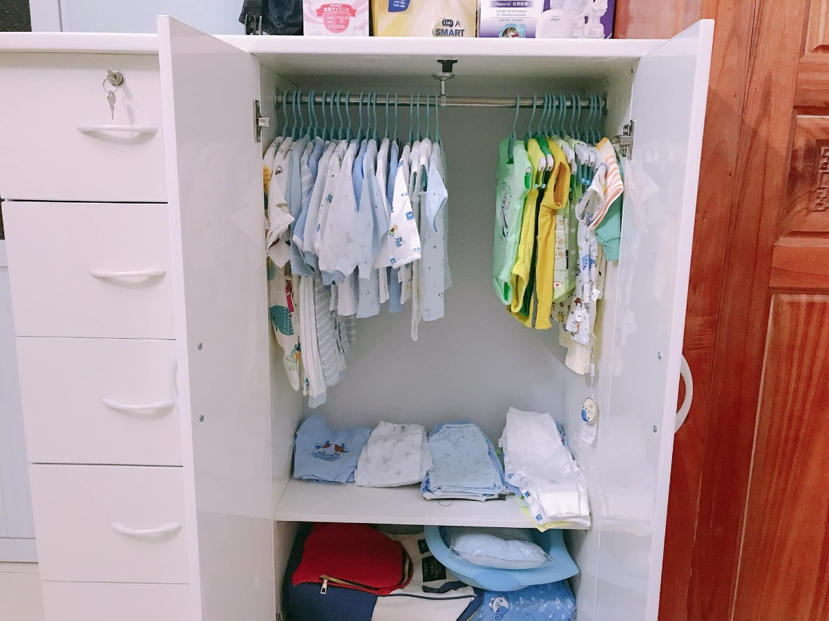 Có m nào nghiện con giống em ko? Lúc nào cũng chỉ mong cuối tuần đi siêu âm để gặp con. Tối nào cũng mở ảnh vs clip con lên xem. Đồ của con thì hôm nào cũng lôi ra xếp xếp, ngắm ngắm như chơi đồ hàng ấy, xong mệt mệt lại bắt ck cất đi😅. Heo nhà e nay siêu âm đc 35t2 ngày đc 2,5kg ạ. Dây rau cuốn cổ 1 vòng, bác sĩ bảo bt nhưng e cứ thấy lo lo ạ. 😔