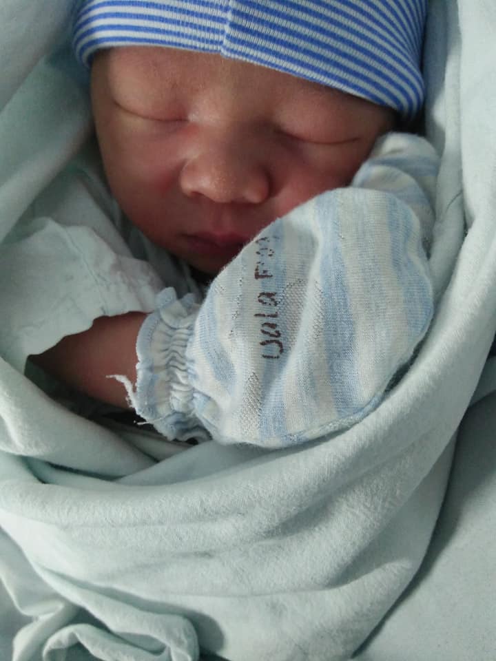 Sau khi Mẹ tròn - Con vuông - Bố chữ nhật mình xin revew công cuộc đi đẻ của mình tại BVBĐ để các m cb đẻ và đang tính đẻ tại BVBĐ có thêm thông tin. ( chuyện mình kể hơi lủng củng các mẹ nhé)
Mình mang bầu tập 1 bị sảy ở tuần thứ 6. Sau đó 3 tháng mình có bầu lại. Mình theo dõi khám ở PK An An. 3 tháng đầu mình phải sử dụng thuốc nội tiết để giúp thai phát triển tốt. Dks của mình là 21/8 ( theo kinh 3 tháng đầu). Nghề nghiệp của mình là điều dưỡng nên cứ hàng tuần nào mình cũng siêu âm tại cơ quan. Và các mốc quan trọng thì kiểm tra tại An An. 26w mình bị tiểu đường thai phải nhập viện bạch mai điều trị theo dõi 3 ngày. Sau ra viện thì chỉ điều chỉnh ăn uống và kiểm tra test đường tại nhà. 28w mình có cơn gò nhiều. Bs Nam _ S/â An An kê cho mình thuốc giảm gò uống đến 35w. Mình luôn sợ sẽ sinh non, chỉ cầu trời khấn phật sao cho con an toàn trong bụng qua 36w là mừng lắm rồi ( vì lúc 32w mình chuyển về nhà mới. Nên lại càng sợ k may mắn cho con). Nhưng đến 39w vẫn thấy mọi thứ bình thường. Rồi qua rằm tháng 7 vẫn chưa thấy gì. 40w 21/8 mình qua An An siêu âm ktra. Ối còn 104mm. Lại lo lắng con bị cạn ối sẽ nguy hiểm. Bs Nam nói tối 22/8 chưa thấy gì thì nhắn cho bác để bs nhờ bs trực phòng đẻ giúp cho 23/8 nhập viện kích đẻ. Tối 21/8 vk ck vẫn dắt tay nhau đi bộ 30p Rồi đi ngủ, đến 1h sáng 22/8 thì mình thấy đau bụng, bụng gò cứng nhưng mình cũng là k gọi ck dậy mà chỉ nằm nghe ngóng. Thấy cứ cách 1 h lại có 1 cơn đau. Sau đó 45p. Rồi 30p. Cứ thế đến 5h30p. Mình gọi ck dậy thắp hương, tắm gội ( lúc này mình mới thấy ra máu và bong nút nhầy) 2 vk ck chạy xe máy vào viện, đi đường cứ 10p mình lại đau 1 cơn kéo dài khoảng 30s.đến bv Lên thẳng tầng 3 lúc ấy là 6h30phút. Ck chạy xuống tầng 1 làm thủ tục đăng ký khám rồi đưa mình vào phòng 302 khám. Có bs nam giới đeo kính đen khám trong cho mình. Xong khi mình ra ngoài thì thấy bảo CTC mở 7 cm. Và giấy khám của mình đc tích cấp cứu. Sau khi làm thủ tục mình đc đưa vào phòng chờ đẻ và đc dặn khi nào ra nước thì báo để vào phòng đẻ. Mình vẫn ung dung đi lại đến 7h45 thì mình đau nhiều hơn cố hít sâu thở đều cho qua cơn. Thì đến 8h mình k chịu đc nữa bảo ck chạy đi báo điều dưỡng. Vào khám trong lần 2 mình mở đc 9cm. Đo tim thai là 137lần /phút. Chính thức đc bước lên bàn đẻ nằm. Mình là người mở 10cm đầu tiên trong ngày hôm đó. Các chị trong phòng đẻ hướng dẫn mình cách dặn, nhưng cơn co của mình thưa. Lâu mới có 1 cơn và hơi dặn của mình ngắn( có lẽ do sáng mình chưa ăn chưa uống gì cả) nên 2 ng cùng đẻ đã xong xuôi rồi mà bé nhà mình vẫn chưa ra. Bs ấn bụng, các chị hộ sinh hỗ trợ mà k đc. Đến khi c đỡ cho mình phải kêu hỗ trợ vì tim thai tụt. Lúc ấy mình vừa hoảng vừa sợ. Bs ấn bụng, mình cố hít 1 hơi dài nhất, lấy hết sức từ khi cha sinh mẹ đẻ rặn 1 hơi và thế là e bé ra, bụng mình hẫng 1 cái. Bs thông báo con nặng 3.3kg ,con trai. Hạnh phúc nhất là khi nghe con khóc và đc ôm con trên bụng( mừng thầm vì con đc an toàn).
Sau khi con đc mang đi cắt rốn thì mình đc đeo định danh cho 2 mẹ con. Và đc các c tiêm cho 1 mũi giảm đau gây nghiện _ docontral. Chóng mặt, hoa mắt, k còn sức lực, nói hụt hơi, nhưng vẫn cố rướn mắt nhìn theo con.
Mình bị rạch sâu, nên bs có giải thích k tiêm tê phía trong đc vì tiêm tê vào phù nề sẽ khó khâu. Phần ngoài thì các c hộ sinh khâu cho mình( và có đc tiêm tê phần này)
Xong xuôi thì chưa có giường nên mình phải nằm chờ trong phòng đẻ đến khoảng hơn 11h. Trong khoảng thời gian đó vẫn có bs và các c hộ sinh đến kiểm tra vết khâu và độ co tử cung cho mình. Đến hơn 11h mình và con đc chuyển về phòng 421 nằm. Sáng 23/8 có bs nhi đến khám và tư vấn cho các mẹ.Đến trưa 23/8 mình làm thủ tục xuất viện về nhà.
Chốt hạ
_ lần đầu đi đẻ mặc dù có 1 số ý kiến k hay về bvbđ nhưng mình vẫn tin và chọn bưu điện ( vì mình cũng là điều dưỡng nên mình cũng hiểu và thông cảm về ngành dịch vụ chăm sóc bn)
- Sau đẻ thì mình thấy mọi thứ đều ổn từ bs, nữ hộ sinh, phòng ốc ( thì hơi chật nhưng vs sạch sẽ) hay điều dưỡng chăm sóc.
_ vào viện đẻ thường đặt cọc 7tr viện phí mình thanh toán hết 4665k trừ tiền bh 1000k còn lại phải trả 3665k. Cảm ơn bs 1000k
Qua thai kỳ mình gửi lời cảm ơn đến phòng khám siêu âm An An đã giúp mẹ con cháu theo dõi cả thai kỳ đc an toàn. Hẹn gặp lại pk ở thai kỳ tiếp theo ạ.