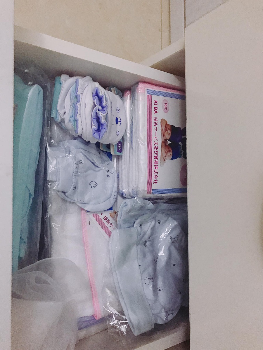 Có m nào nghiện con giống em ko? Lúc nào cũng chỉ mong cuối tuần đi siêu âm để gặp con. Tối nào cũng mở ảnh vs clip con lên xem. Đồ của con thì hôm nào cũng lôi ra xếp xếp, ngắm ngắm như chơi đồ hàng ấy, xong mệt mệt lại bắt ck cất đi😅. Heo nhà e nay siêu âm đc 35t2 ngày đc 2,5kg ạ. Dây rau cuốn cổ 1 vòng, bác sĩ bảo bt nhưng e cứ thấy lo lo ạ. 😔