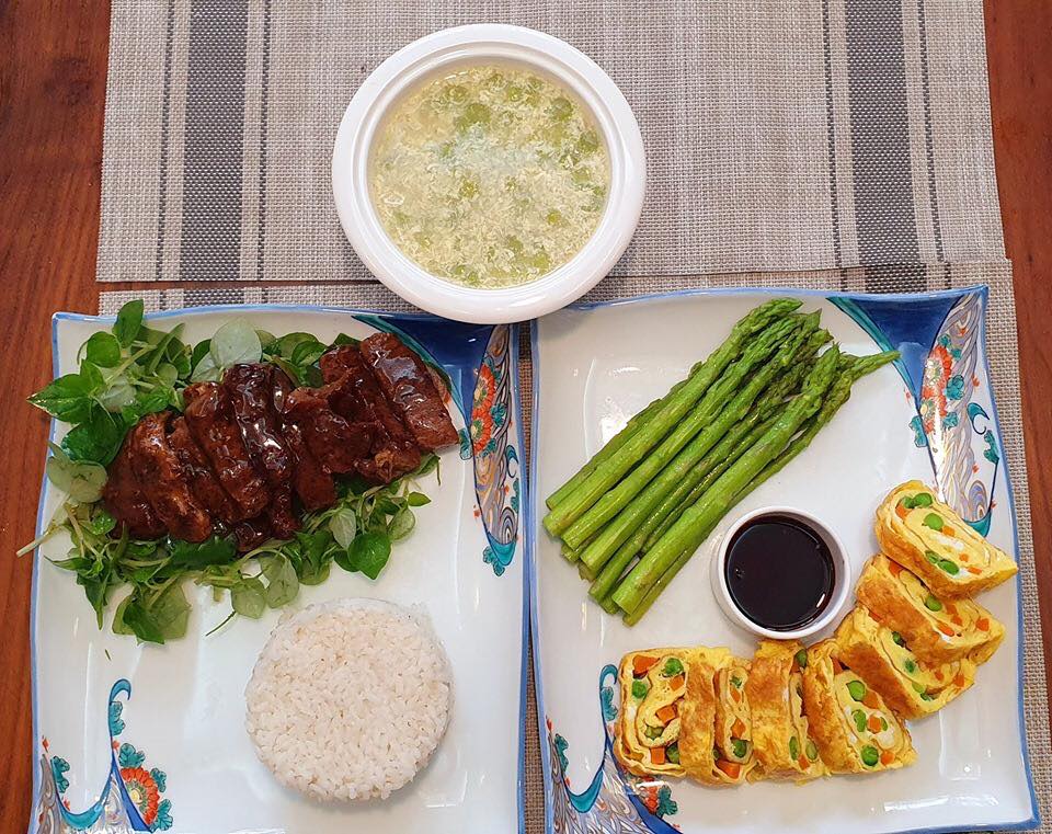 Mẹ chồng nhà người ta. Em sinh được 2 mống rồi nhưng thực sự mẹ chồng không chăm được bữa nào toàn mẹ đẻ mình chăm thôi. Có mẹ nào rơi vào hoàn cảnh giống em không ạ.

Thấy bài viết : MÂM CƠM MẸ CHỒNG BỒI BỔ CHO CON DÂU SINH NỞ LẦN HAI mà em thấy chạnh lòng quá!😭

Nấu cơm cho con dâu sinh lần hai mặc dù đã có những mâm cơm từ lần đầu nhưng vẫn phải vắt óc không biết nấu gì cho con ăn tốt sữa,ngon miệng và cả ngon mắt nữa😊. Nghĩ mãi rồi cũng qua được hai tháng sau sinh, em bé cứng cáp hơn, cần nhiều dinh dưỡng hơn nên mẹ bé ăn uống đỡ kiêng mẹ chồng cũng nhàn hơn, mong em bé mau lớn để bước vào ăn dặm cùng bà nội nhé. Xin góp mấy mâm cơm khác với lần đầu để các bạn tham khảo khi cần.

Ôi, phụ nữ hơn nhau ở tấm mẹ chồng là có thật 

Nguồn: Ha Thanh