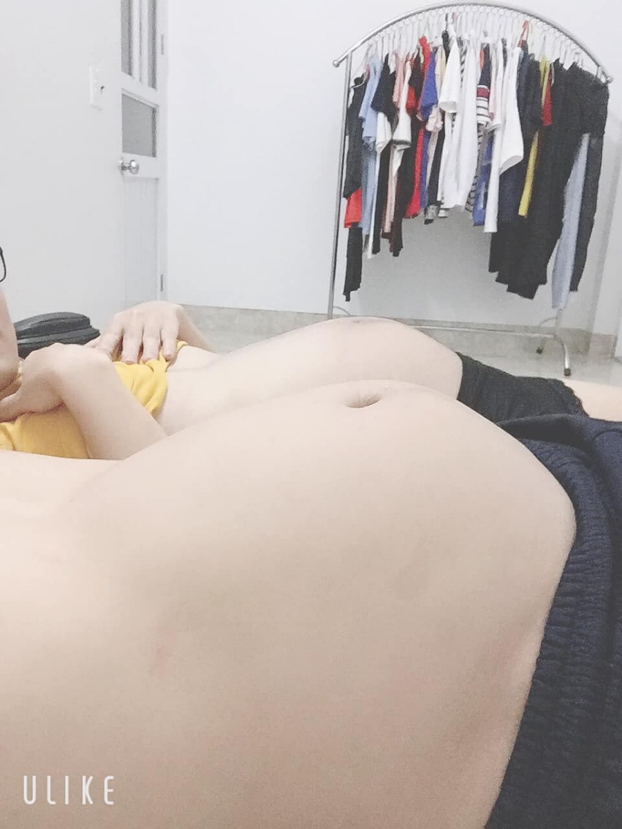 2 vợ chồng E chụp xong đc bức ảnh mà cứ cười cả buổi tối 😂😂
Tiện E hỏi luôn có mom nào dks cuối t11 đã sắm đồ chưa. E đây chưa sắm gì cả, mà E bé đã quay đầu rồi!!