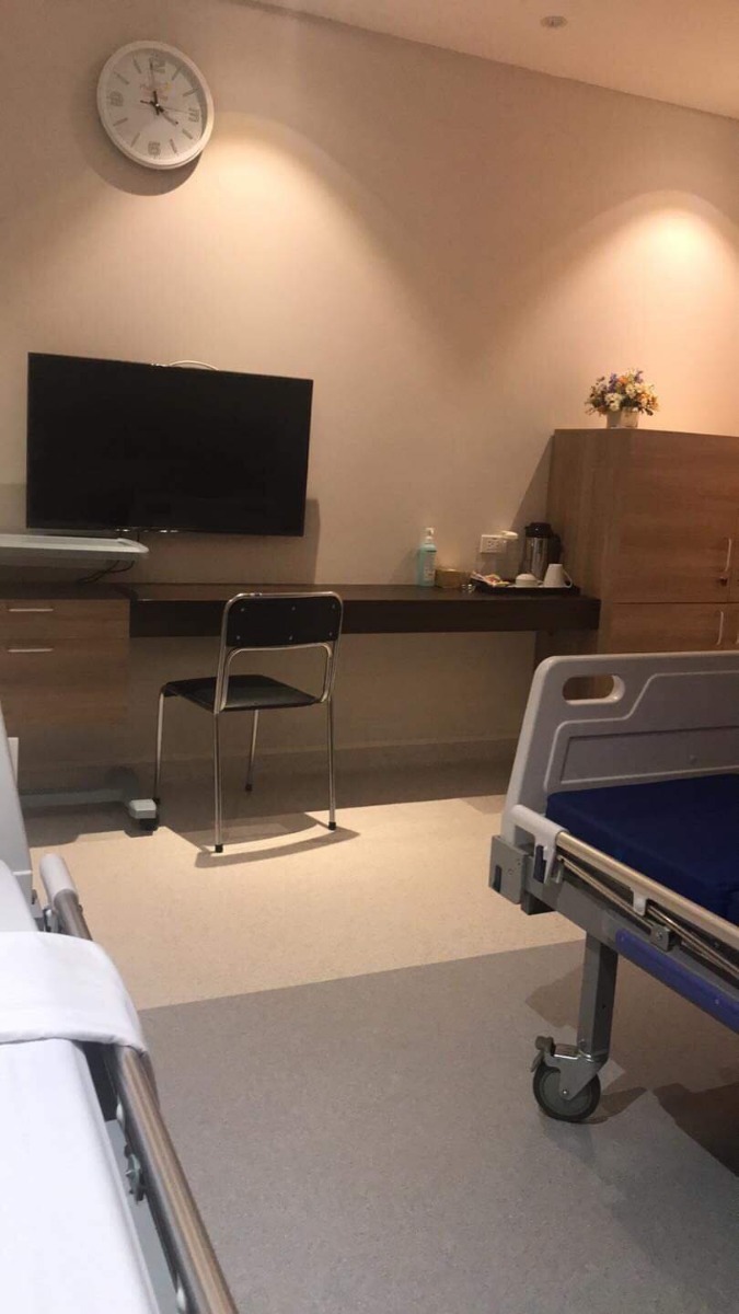 Nhiều bác ib hỏi về vụ đi đẻ ở Bệnh Viện Đa Khoa Phương Đông quá, hôm nay mình làm bào rì viu nhé.
1. Phòng ốc : Phải nói là như khách sạn. Tất cả trang thiết bị còn rất mới. Phòng đc trang bị tivi, tủ lạnh, bình nước nóng, nước rửa tay, trà cà phê, bánh quy. Tủ thì rất nhiều nên tha hồ để đồ. Một phòng tiêu chuẩn là 2 ng , có phòng VIP 1 người nhưng các cô sẽ cố gắng cho mỗi mẹ ở 1 phòng vì bệnh viện còn chưa đông🤣
Nhà vệ sinh có bồn tắm đứng 🥳
Mỗi tội chẳng hiểu có phải đẻ xong nóng ko mà thấy điều hoà daikin giảm nhiệt độ còn 18 mà ko thấy mát. May mà vác cái quạt mini ở nhà đi 😚
2. Phòng đẻ : một căn phòng rộng tầm 40-50m2 ý. Mỗi người đẻ 1 phòng ko chung đụng gì hết. 
3. Bác sĩ , hộ sinh : tận tình chu đáo. Đêm đầu mình ở cứ 3 tiếng vào kiểm tra 1 lần, xem mở thêm đc mét nào chưa 🙄 sáng hôm sau khám bs còn bảo truyền kích thích hơi sớm, truyền xong thì 3 tiếng đẻ. Lúc sắp đẻ còn nói chuyện hỏi han bệnh nhân. Không bị ấn bụng tí nào chắc tại mẹ cháu biết đẻ rồi, mỗi tội khám trong đau vãi nhái 😉 Đẻ xong vẫn được cắm gây tê ngoài màng cứng nên là ko thấy đau. Sau đó tê chân quá ko đi ái đc nên phải gọi tắt tắt ngay 🤪🤪🤪 để con đi vệ sinh. Các cô vào thay bỉm cho mẹ cháu thì mẹ cháu đã tự làm xong hết roài vì ko thấy đau mấy 🤣
Bác Thuấn đi hỏi thăm 2 lần lúc mới vào phòng và lúc đẻ xong
4. Đồ ăn : ngon lắm ý, thích nhất cháo tôm rau xanh. Ng nhà ở lại qua đêm được 1 phiếu ăn sáng, nhưng ko dùng tới vì xuất ăn quá nhiều. Âu cháo to như cái chậu, 4-5 bát con cháo ý. Còn suất cơm 1 bát nèn 3, nên cả bà cả mẹ cháu ăn mới hết 😗 ngày đc 4 bữa, thực đơn tự chọn 8 set. 
5. Gía cả: các mẹ có thể xem trên website bệnh viện. Mẹ cháu đăng kí gói tuần 36 được 5 lần khám trước sinh. Giảm 30% từ đợt ngày của mẹ nên 19tr còn 13tr300. Ở thêm 1 ngày, tiêm cho con, slss, tổng hết 16tr. Bhyt giảm 1tr còn 15tr. Đang có chương trình chiéu tia palsma miễn phí biết thế ở lại thêm hôm nữa 😚
Tắm bé ngay ở phòng ngoài, có giường riêng cho bé. Tối mẹ cần chỉ cần bấm chuông là các cô vào. Nhìn chung rất là thích 😘🥳🥳🥳 
À quên còn quả trà sữa Ding tea đối điện cổng cấp cứu 😛😛😛

Nguồn: Mẹ Hao Nguyen