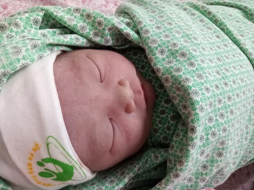 Rv cho các mẹ lịch sử đẻ thường bv phụ sản hà nội ở khu thường của e ạ. 
M dự kiến sinh là 9/10 nên thời gia này cũng chịu khó Đi bộ lắm. Vừa ăn cơm tối xong tính đi bộ 1 vòng rồi về ngủ .
👍Uh! Thì đi đái đã rồi hẵng đi bộ. Vừa vào nhà wc thấy có cái dịch gì nhầy nhầy màu nâu dính ở quần lót. Ra gọi luôn cho con e ck, hình như c bị bong nốt nhầy (đứa trước m ko có dấu hiệu này?). Nó bảo thế chắc khoảng 1w nữa là c sinh thôi. C để ý đấy. 
😝😝M bảo :ừ .kệ nó lúc nào có cơn đau thì đi. 
Đặt ĐT xuống vừa bước đc 2 bước thì "ào ". Thôi xong con mẹ nó rồi hình như ra ối. 
😜Lại vào nhà wc cởi quần ra thì thấy nước ối cứ ào ra phát 1, lần này lại có cả nước màu hồng chứ. 
😝😝 chợt nghĩ chắc sắp đẻ rồi. Gọi ngay ĐT cho ông ck đang nhậu nhẹt tiếp khách bên ngoài 
Mình :alo, a về để đi đẻ nào 
Ck: cái gì? E cứ đùa 
Mình :a ko về mẹ con e tự bắt xe đi đấy 
( ông ý cứ tưởng m ko muốn ông ý nhậu nhẹt nên lấy lý do gọi về?)
👍👍 trong lúc chờ ck mình thong thả Đi tắm, gội, gấp đồ Đi đẻ. Nói thật vì chưa có cơn đau nên mình cũng chủ quan. Nghĩ chưa có cơn đau có khi đến viện họ lại đuổi về .
😊 9h tối mình Lên đường . 9h30 vào đến viện 
😽😽 trên đường Đi viện 2 vk ck còn tìm Cây 🏧 để rút tiền. Ck thì cuống Lên. Còn mình bảo có cơn đau đâu mà vội. Cứ từ từ .
😝Vào viện , Lên bàn kiểm tra bs bảo mở 3p. Thế là mình đc thay bộ quần áo huyền thoại và đc dẫn đi đẻ. Còn ck đi đóng tiền tạm ứng .
😴 Lên bàn nằm theo dõi 10h30, rồi 11h30 chẳng thấy cơn đau nào trong khi các mẹ khác đau cong hết người lại. 😢 BS hỏi e có làm giảm đau ko?
E có thấy đau đâu mà làm ạ! 
Thôi e ra ngoài cho thoáng đây ạ . Nằm đây chẳng có cơn đau mà tê bì hết chân. 
🌿12h đêm mở 4p. Ôi thôi bắt đầu có cơn đau. Cái cảm giác đau đớn chỉ mong mở nhanh để đẻ. 
🍀 12h30 vẫn là 4p mà sao nó đau thế này hả trời. Mở thì lâu, ối thì ra nhiều. Chắc chuyến này mình ăn Dao là cái chắc. 😢Quyết định làm giảm đau. 
😥Làm giảm đau mà vẫn đau thế trời 
👍 hóa ra là thuốc chưa có tác dụng. 1 lúc sau thấy ko đau nữa các mẹ ạ. Nhưng mà cơn đau ị lại đến triền miên. Lúc này mở 8p
😝 bs ơi e buồn ị quá !
Buồn ị cũng ko đc rặn. Rặn là vỡ tử cung.
💖 cố gắng Lên con. Mẹ ko đc ị. Nhưng con đòi ra mạnh Lên. Sắp đc gặp nhau rồi. Nói chuyện với con vậy đấy ạ để quên Đi cái buồn ị 
😝 ôi cái cảm giác buồn ị mà ko đc ị. Sao nó giống cảm giác đau đại tràng mình hay bị nhưng phải nhịn về nhà. 
😡bs oi e buồn ị lắm. Ko cho ị e cũng ị, e ko nhịn nỗi nữa đâu. 
Bs: Thế thì dặn Đi
😝ôi! dặn phát đầu tiên thấy thoải mái . Nhưng Sao như bị táo, dặn ko ra đc. 
Bs: dặn hơi dài ra ko con ngạt. Cố Lên, 2,3 nào......2,3 dặn
😝 nhớ bs bảo dặn đẻ ko đc la. M nói 1 câu : cố Lên nào con yêu (động viên mình là chính) 
😝 hít vào...... Thở ra này........ Hít vào........ Thở ra này......... Hít vào nhanh.......... Thở ra dài...... Hít vào nhanh......... Thở ra dài . Phọt........ Ào.....ôi thế là con đã ra. Nhẹ cả người 
💓 1h40p e bé trào đời. BS cho áp da với mẹ, cắt rốn, khâu tầng sinh môn rồi về phòng hậu sinh. 
E nói chút về khâu tầng sinh môn. Cái cảm giác đau còn hơn đau đẻ ạ. Chắc do lúc đấy dặn đẻ rồi đuối sức hay sao ý. Nhưng nhìn thấy con trào đời ngon lành cũng an ủi phần nào 😥😥
😡 hôm đấy đẹp ngày hay Sao các mẹ ạ. Giường bé thì 2 người, giường ghép thì 4 người. Mẹ nào đẻ qua 6 tiếng thì ngồi ghế. Ôi thôi chỉ nằm nghiêng, ko đủ phần giường nằm ngửa nữa cơ. Nhiều mẹ đăng ký giường dv mà cũng ko có luôn. 
👍👍 ko biết các mẹ thế nào? E đẻ ngày 22, 23 ra viện. Mà 24 e đã đi ị đc rồi đấy .
😴 sảng khoái lắm các mẹ ạ