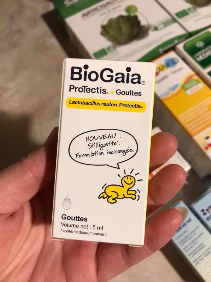 Nhân một ngày mưa gió ngồi viết review:😍😍😍
☘️Nghe nói Biogaia là men tiêu hóa của "nhà giàu" vì giá thành chat, nhưng mà ngẫm lại đắt xắt ra miếng💪
☘️Trải nghiệm của bé nhà mình mới chỉ dùng 1 lọ Biogaia thôi à, mà đã thấy khác hẳn rồi, hết hẳn tình trạng tiêu chảy (trước đây cả tháng trời cứ xì xoẹt, vào bệnh viện rồi, dùng đủ các loại probiotics khác rồi cũng ko cải thiện mới đáng lo ngại!!!). Rồi được cô bạn giới thiệu thử dùng Biogaia xem, lại lên google search thì...tốt thật ý, sao ko biết dùng sớm cho đỡ tội con. Uống tầm nửa lọ cũng chưa thấy hiệu quả rõ ràng, vẫn kiên trì ngày 5 giọt, đến hết 1 lọ thì khác hẳn: Kết quả là hàng ngày ko bị xì xoẹt nữa, đi đều đẹp, đã yên tâm lắm rồi ý. Xong tuần vừa rồi lại ốm, dùng kháng sinh tận chục ngày, lại sẵn sàng đối mặt với việc con sẽ tiếp tục tiêu chảy...thế mà gần chục ngày vẫn bình thường như không ý, ho nhiều mà cũng ko bị cả nôn trớ hay gì cả ý...Chấp hết các probiotics khác trên thị trường luôn! 
☘️Vậy nên phải chia sẻ ngay để các mẹ bỉm sữa nếu có con nhỏ đang gặp các vấn đề về tiêu hóa?Nhẹ thì 5 giọt, nặng hơn có thể tăng liều mà vẫn an toàn. Táo bón, tiêu chảy, nôn trớ, rối loạn tiêu hóa, đi ngoài xì xoẹt... đều sẽ giảm hẳn. Ko dùng thì quả là hơi bị thiệt thòi luôn ahi!!!