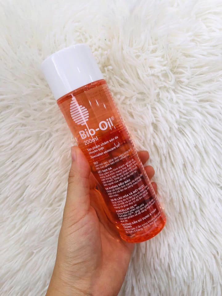 ‼️BIO-OIL CHỐNG RẠN DA CHO MẸ BẦU & SAU SINH ‼️
❤️Loại này giúp chống rạn da vô cùng hiệu quả và an toàn cho bà bầu và sau khi sinh, trẻ em trong giai đoạn tuổi dậy thì.

💧Đối tượng sử dụng: Cho người cần điều trị rạn da, sẹo, da sần sùi, da lão hóa, da mất nước, khô, và mốc.

🎉🎉🎉CÔNG DỤNG CHÍNH:
👉🏻👉🏻👉🏻Đối với các vết rạn da: Giảm thiểu tối đa các vết rạn trong quá trình mang thai hoặc tăng cân quá nhanh. Các bác sĩ thường khuyên các phụ nữ khi mang thai tháng thứ 2 nên sử dụng tinh dầu Bio oil để phòng ngừa các vết rạn da trong trong suốt quá trình mang thai.
💫Với các vết rạn cũ cũng sẽ mờ đi rõ rệt, khó nhận ra được.

👉🏻👉🏻👉🏻Đối với các vết sẹo: Cả những vết sẹo cũ và sẹo mới đều bị mờ đi, không còn bị lồi như trước.

👉🏻👉🏻👉🏻Da bạn bị khô, nứt nẻ do mất nước, thời tiết hanh khô Bio oil sẽ làm mềm mịn, dịu da hơn rất nhiều. 
💫Nâng các vùng da bị chùng xuống do lão hóa, những vùng da không bằng phẳng, và làm giảm những vết nhăn trên da.
💫Hỗ trợ điều hòa sắc tố da, làm sáng da các vùng da không đều màu

❤️Khi sử dụng Bio oil sẽ cảm nhận được sự khác biệt với các sản phẩm trị rạn da khác. Khi thoa sản phẩm lên da rồi matxa bạn sẽ thấy các tế bào da chết sẽ ra rất nhiều, sau đó da mềm mượt lắm mà mịu thơm cũng rất dễ chịu.

❤️Các sản phẩm tinh dầu khác thường gây nhờn khó chịu khi sử dụng nhưng tinh dầu chống rạn da Bio oil là sản phẩm duy nhất có chứa Purcellin Oil giúp thẩm thấu nhanh chóng vào sâu bên trong da, không hề gây nhờn, rít.

❤️Các vết rạn da ở đùi, bụng sẽ nhanh chóng mờ hẳn đi, các vùng da sần sùi, khô và bị mốc cũng trở lên mịn màng, mềm mại hơn khi sử dụng sản phẩm đều đặn.

❤️Bio oil có thể dùng được cho cả mặt và toàn thân. Nhiều chị em thường sử dụng sản phẩm trước khi trang điểm giúp da bóng, mềm và mịn hơn, đặc biệt giúp da không bị khô sau khi tẩy trang. Không tin mọi người cứ thử gõ review sản phẩm này trên mạng xem ạ. 1 số beauty blogger cũng khen đấy ạ.

💧Cách sử dụng Bio Oil
- Bio oil không chứa chất bảo quản và phù hợp với mọi loại da

- Sử dụng Bio oil cho các vùng da cần điều trị 2 lần 1 ngày bằng cách xoa bóp theo chuyển động tròn cho đến khi hấp thụ hoàn toàn

- Sử dụng Bio oil như một công đoạn chăm sóc da hàng ngày:

* Rửa sạch mặt bằng sữa rửa mặt, sau đó thoa Bio oil lên bề mặt da

* Để khoảng 2 -3 phút cho dầu hấp thụ hoàn toàn trước khi sử dụng các sản phẩm khác, nhưng không nên trộn lẫn với các sản phẩm khác trước khi dùng.

* Nên sử dụng Bio oil với một sản phẩm kem chống nắng hiệu quả vì Bio oil không có tác dụng chống nắng.

☀️Hạn sử dụng: 3 năm kể từ khi mở nắp.