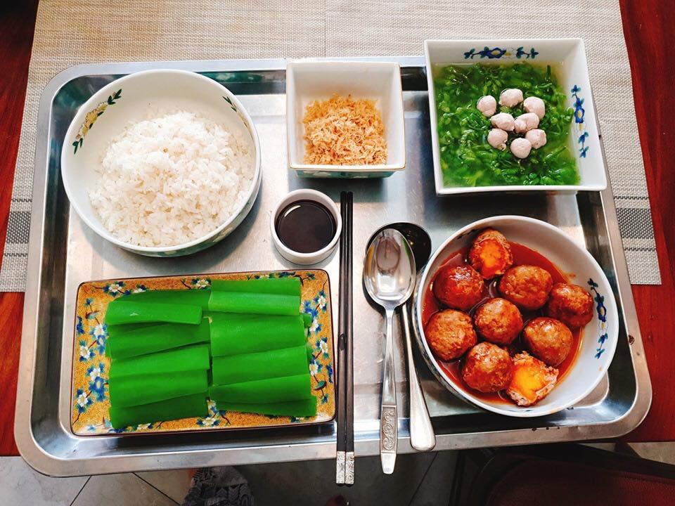 Mẹ chồng nhà người ta. Em sinh được 2 mống rồi nhưng thực sự mẹ chồng không chăm được bữa nào toàn mẹ đẻ mình chăm thôi. Có mẹ nào rơi vào hoàn cảnh giống em không ạ.

Thấy bài viết : MÂM CƠM MẸ CHỒNG BỒI BỔ CHO CON DÂU SINH NỞ LẦN HAI mà em thấy chạnh lòng quá!😭

Nấu cơm cho con dâu sinh lần hai mặc dù đã có những mâm cơm từ lần đầu nhưng vẫn phải vắt óc không biết nấu gì cho con ăn tốt sữa,ngon miệng và cả ngon mắt nữa😊. Nghĩ mãi rồi cũng qua được hai tháng sau sinh, em bé cứng cáp hơn, cần nhiều dinh dưỡng hơn nên mẹ bé ăn uống đỡ kiêng mẹ chồng cũng nhàn hơn, mong em bé mau lớn để bước vào ăn dặm cùng bà nội nhé. Xin góp mấy mâm cơm khác với lần đầu để các bạn tham khảo khi cần.

Ôi, phụ nữ hơn nhau ở tấm mẹ chồng là có thật 

Nguồn: Ha Thanh