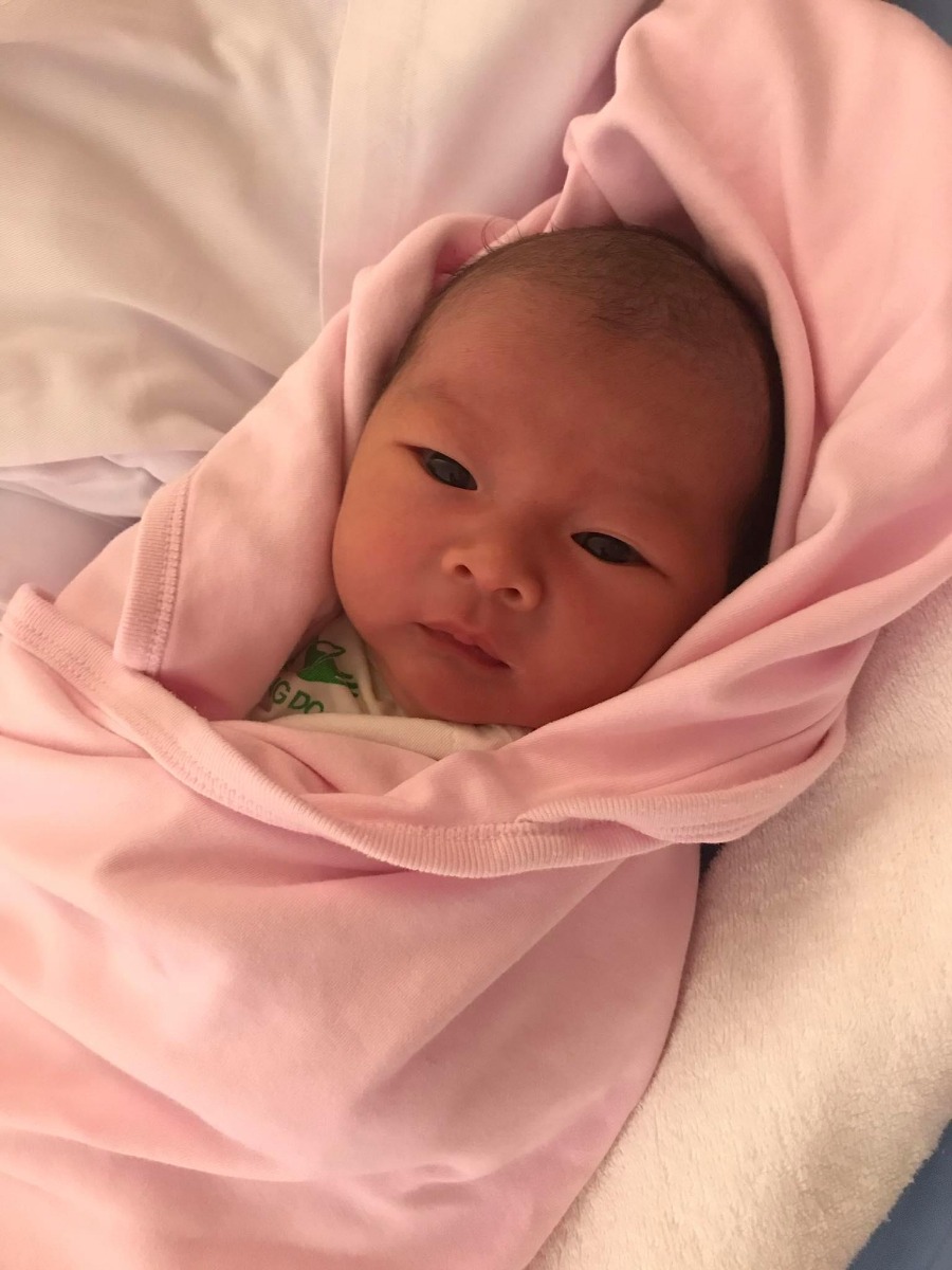 Nhiều bác ib hỏi về vụ đi đẻ ở Bệnh Viện Đa Khoa Phương Đông quá, hôm nay mình làm bào rì viu nhé.
1. Phòng ốc : Phải nói là như khách sạn. Tất cả trang thiết bị còn rất mới. Phòng đc trang bị tivi, tủ lạnh, bình nước nóng, nước rửa tay, trà cà phê, bánh quy. Tủ thì rất nhiều nên tha hồ để đồ. Một phòng tiêu chuẩn là 2 ng , có phòng VIP 1 người nhưng các cô sẽ cố gắng cho mỗi mẹ ở 1 phòng vì bệnh viện còn chưa đông🤣
Nhà vệ sinh có bồn tắm đứng 🥳
Mỗi tội chẳng hiểu có phải đẻ xong nóng ko mà thấy điều hoà daikin giảm nhiệt độ còn 18 mà ko thấy mát. May mà vác cái quạt mini ở nhà đi 😚
2. Phòng đẻ : một căn phòng rộng tầm 40-50m2 ý. Mỗi người đẻ 1 phòng ko chung đụng gì hết. 
3. Bác sĩ , hộ sinh : tận tình chu đáo. Đêm đầu mình ở cứ 3 tiếng vào kiểm tra 1 lần, xem mở thêm đc mét nào chưa 🙄 sáng hôm sau khám bs còn bảo truyền kích thích hơi sớm, truyền xong thì 3 tiếng đẻ. Lúc sắp đẻ còn nói chuyện hỏi han bệnh nhân. Không bị ấn bụng tí nào chắc tại mẹ cháu biết đẻ rồi, mỗi tội khám trong đau vãi nhái 😉 Đẻ xong vẫn được cắm gây tê ngoài màng cứng nên là ko thấy đau. Sau đó tê chân quá ko đi ái đc nên phải gọi tắt tắt ngay 🤪🤪🤪 để con đi vệ sinh. Các cô vào thay bỉm cho mẹ cháu thì mẹ cháu đã tự làm xong hết roài vì ko thấy đau mấy 🤣
Bác Thuấn đi hỏi thăm 2 lần lúc mới vào phòng và lúc đẻ xong
4. Đồ ăn : ngon lắm ý, thích nhất cháo tôm rau xanh. Ng nhà ở lại qua đêm được 1 phiếu ăn sáng, nhưng ko dùng tới vì xuất ăn quá nhiều. Âu cháo to như cái chậu, 4-5 bát con cháo ý. Còn suất cơm 1 bát nèn 3, nên cả bà cả mẹ cháu ăn mới hết 😗 ngày đc 4 bữa, thực đơn tự chọn 8 set. 
5. Gía cả: các mẹ có thể xem trên website bệnh viện. Mẹ cháu đăng kí gói tuần 36 được 5 lần khám trước sinh. Giảm 30% từ đợt ngày của mẹ nên 19tr còn 13tr300. Ở thêm 1 ngày, tiêm cho con, slss, tổng hết 16tr. Bhyt giảm 1tr còn 15tr. Đang có chương trình chiéu tia palsma miễn phí biết thế ở lại thêm hôm nữa 😚
Tắm bé ngay ở phòng ngoài, có giường riêng cho bé. Tối mẹ cần chỉ cần bấm chuông là các cô vào. Nhìn chung rất là thích 😘🥳🥳🥳 
À quên còn quả trà sữa Ding tea đối điện cổng cấp cứu 😛😛😛

Nguồn: Mẹ Hao Nguyen