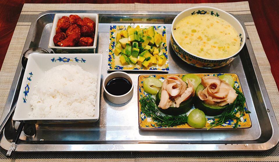 Mẹ chồng nhà người ta. Em sinh được 2 mống rồi nhưng thực sự mẹ chồng không chăm được bữa nào toàn mẹ đẻ mình chăm thôi. Có mẹ nào rơi vào hoàn cảnh giống em không ạ.

Thấy bài viết : MÂM CƠM MẸ CHỒNG BỒI BỔ CHO CON DÂU SINH NỞ LẦN HAI mà em thấy chạnh lòng quá!😭

Nấu cơm cho con dâu sinh lần hai mặc dù đã có những mâm cơm từ lần đầu nhưng vẫn phải vắt óc không biết nấu gì cho con ăn tốt sữa,ngon miệng và cả ngon mắt nữa😊. Nghĩ mãi rồi cũng qua được hai tháng sau sinh, em bé cứng cáp hơn, cần nhiều dinh dưỡng hơn nên mẹ bé ăn uống đỡ kiêng mẹ chồng cũng nhàn hơn, mong em bé mau lớn để bước vào ăn dặm cùng bà nội nhé. Xin góp mấy mâm cơm khác với lần đầu để các bạn tham khảo khi cần.

Ôi, phụ nữ hơn nhau ở tấm mẹ chồng là có thật 

Nguồn: Ha Thanh