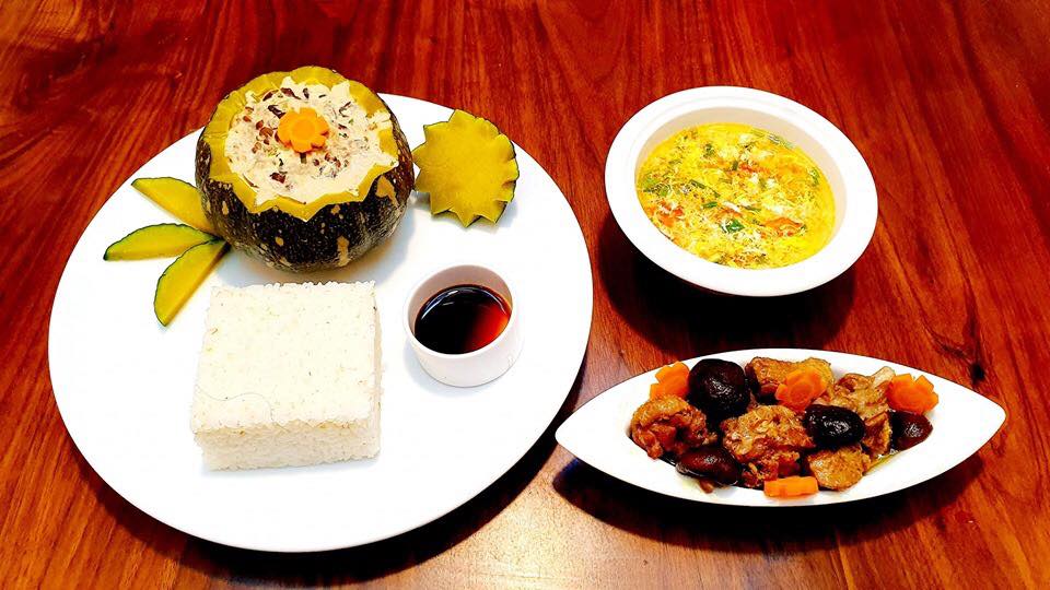 Mẹ chồng nhà người ta. Em sinh được 2 mống rồi nhưng thực sự mẹ chồng không chăm được bữa nào toàn mẹ đẻ mình chăm thôi. Có mẹ nào rơi vào hoàn cảnh giống em không ạ.

Thấy bài viết : MÂM CƠM MẸ CHỒNG BỒI BỔ CHO CON DÂU SINH NỞ LẦN HAI mà em thấy chạnh lòng quá!😭

Nấu cơm cho con dâu sinh lần hai mặc dù đã có những mâm cơm từ lần đầu nhưng vẫn phải vắt óc không biết nấu gì cho con ăn tốt sữa,ngon miệng và cả ngon mắt nữa😊. Nghĩ mãi rồi cũng qua được hai tháng sau sinh, em bé cứng cáp hơn, cần nhiều dinh dưỡng hơn nên mẹ bé ăn uống đỡ kiêng mẹ chồng cũng nhàn hơn, mong em bé mau lớn để bước vào ăn dặm cùng bà nội nhé. Xin góp mấy mâm cơm khác với lần đầu để các bạn tham khảo khi cần.

Ôi, phụ nữ hơn nhau ở tấm mẹ chồng là có thật 

Nguồn: Ha Thanh