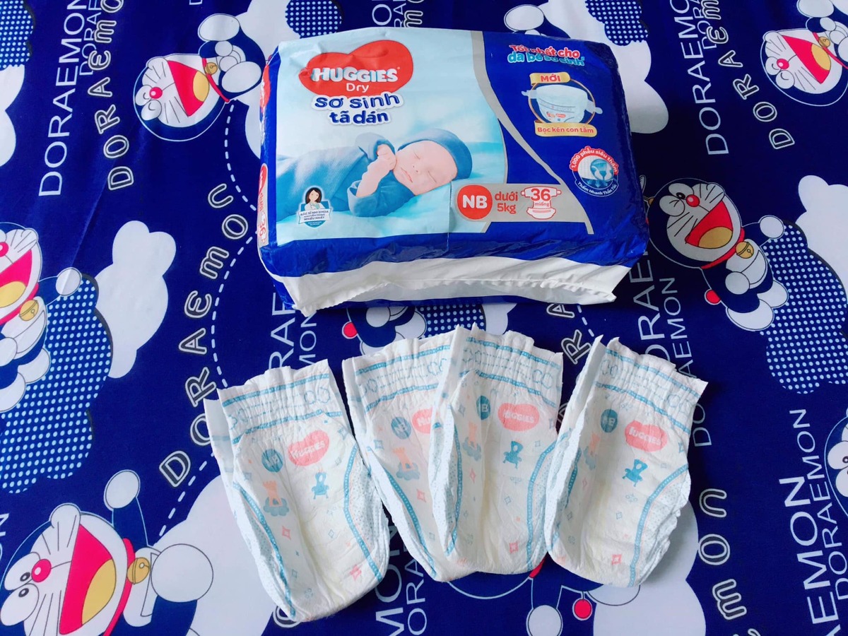 Em nằm ổ được tháng rồi, có một công chúa cung Cự Giải 1m hơn đã ổn định giờ ăn ngủ nên em có thêm thời gian xin chia sẻ với các mom một vài trải nghiệm của em trong 1 tháng qua. Em khá may mắn vì có cơ hội vừa dc sử dụng miếng lót và tã dán ss vì trước đó em đã rất trăn trở lựa chọn giữa 2 cái này.

+ Độ mềm mại: Công bằng mà nói thì cả 2 đều khá ok. tuy nhiên trên thị trường vẫn có tã dán đặc biệt dành cho trẻ ss như huggies (loại mới nha các mom, có chữ bọc kén con tằm) thì cá nhân em lại thấy mềm mại hơn hẳn. Em đang dùng loại này cho con em luôn.

+ Độ thấm hút: thì tặng tã dán +1 điểm gì vốn dĩ thấm hút tốt hơn, 1 đêm em thay cho con em tầm 2 miếng, lâu mới 3. Còn tã lót thì 1 đêm cũng ngót nghét 4-5 lần thay. Mông khô sẽ giảm nguy cơ bị hăm.

+ Giá thành: Tuy miếng lót ss +1 điểm vì giá rẻ hơn thấy rõ. Nhưng sau 1 tháng tính thì em thấy lần thay thì nhiều, phải sắm thêm tã vải kèm theo mà mùa mưa khó khô thì phải mua nhiều nên em thấy cũng như nhau hà. chưa kể tốn chi phí thời gian & công sức nữa 🙂 Nên em vẫn quyết chọn tã dán.

Nói chung nếu dk mom đầy đủ thì mom có thể cân nhắc nhiều hơn cho tã dán. Các mom thấy sao, vô comment thảo luận với em cho vui nhé 😊