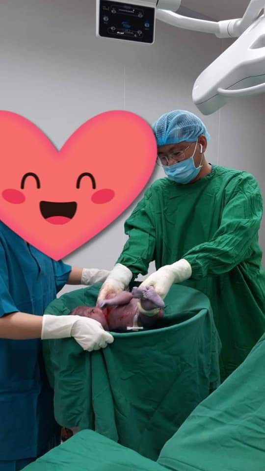 Lại là e đây chào các M 
Trộm vía e đả sanh bé ra an toàn rồi ạ 
Bé sanh vào ngày 26/9
38w5day 
Bé nặng 3.500grm ạ 
Quá trình bắt bé ra đây ạ