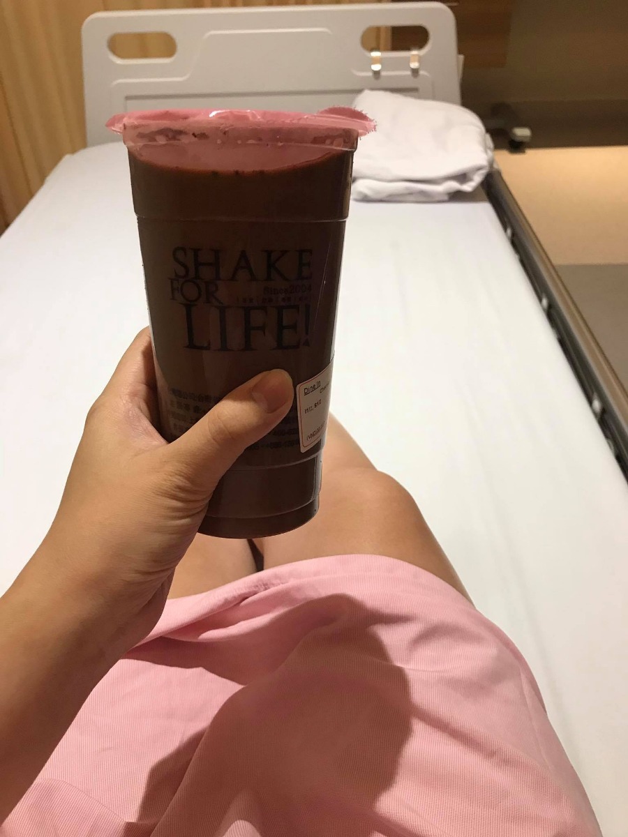 Nhiều bác ib hỏi về vụ đi đẻ ở Bệnh Viện Đa Khoa Phương Đông quá, hôm nay mình làm bào rì viu nhé.
1. Phòng ốc : Phải nói là như khách sạn. Tất cả trang thiết bị còn rất mới. Phòng đc trang bị tivi, tủ lạnh, bình nước nóng, nước rửa tay, trà cà phê, bánh quy. Tủ thì rất nhiều nên tha hồ để đồ. Một phòng tiêu chuẩn là 2 ng , có phòng VIP 1 người nhưng các cô sẽ cố gắng cho mỗi mẹ ở 1 phòng vì bệnh viện còn chưa đông🤣
Nhà vệ sinh có bồn tắm đứng 🥳
Mỗi tội chẳng hiểu có phải đẻ xong nóng ko mà thấy điều hoà daikin giảm nhiệt độ còn 18 mà ko thấy mát. May mà vác cái quạt mini ở nhà đi 😚
2. Phòng đẻ : một căn phòng rộng tầm 40-50m2 ý. Mỗi người đẻ 1 phòng ko chung đụng gì hết. 
3. Bác sĩ , hộ sinh : tận tình chu đáo. Đêm đầu mình ở cứ 3 tiếng vào kiểm tra 1 lần, xem mở thêm đc mét nào chưa 🙄 sáng hôm sau khám bs còn bảo truyền kích thích hơi sớm, truyền xong thì 3 tiếng đẻ. Lúc sắp đẻ còn nói chuyện hỏi han bệnh nhân. Không bị ấn bụng tí nào chắc tại mẹ cháu biết đẻ rồi, mỗi tội khám trong đau vãi nhái 😉 Đẻ xong vẫn được cắm gây tê ngoài màng cứng nên là ko thấy đau. Sau đó tê chân quá ko đi ái đc nên phải gọi tắt tắt ngay 🤪🤪🤪 để con đi vệ sinh. Các cô vào thay bỉm cho mẹ cháu thì mẹ cháu đã tự làm xong hết roài vì ko thấy đau mấy 🤣
Bác Thuấn đi hỏi thăm 2 lần lúc mới vào phòng và lúc đẻ xong
4. Đồ ăn : ngon lắm ý, thích nhất cháo tôm rau xanh. Ng nhà ở lại qua đêm được 1 phiếu ăn sáng, nhưng ko dùng tới vì xuất ăn quá nhiều. Âu cháo to như cái chậu, 4-5 bát con cháo ý. Còn suất cơm 1 bát nèn 3, nên cả bà cả mẹ cháu ăn mới hết 😗 ngày đc 4 bữa, thực đơn tự chọn 8 set. 
5. Gía cả: các mẹ có thể xem trên website bệnh viện. Mẹ cháu đăng kí gói tuần 36 được 5 lần khám trước sinh. Giảm 30% từ đợt ngày của mẹ nên 19tr còn 13tr300. Ở thêm 1 ngày, tiêm cho con, slss, tổng hết 16tr. Bhyt giảm 1tr còn 15tr. Đang có chương trình chiéu tia palsma miễn phí biết thế ở lại thêm hôm nữa 😚
Tắm bé ngay ở phòng ngoài, có giường riêng cho bé. Tối mẹ cần chỉ cần bấm chuông là các cô vào. Nhìn chung rất là thích 😘🥳🥳🥳 
À quên còn quả trà sữa Ding tea đối điện cổng cấp cứu 😛😛😛

Nguồn: Mẹ Hao Nguyen