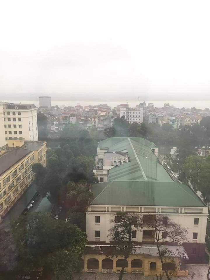 Huhu lần sau đẻ e sẽ qua đây ( để đây sau này có cái làm tài liệu tham khảo ) 
Review đi đẻ ở BVTW 108
1. Đăng kí sinh trước 30w
Thăm khám, xét nghiệm các mốc 28w, 32w, 36w, 38w,40w
2. Có dấu hiệu sinh lên thẳng tầng 9 khu 21 tầng
Đặt cọc tiền đẻ: 5tr
Có dấu hiệu sinh bsi sẽ cho chạy máy monitor, khám trong, nằm phòng chờ 30p bsi ktra 1 lần
Phòng có các mức: 150, 600, 1tr, 2tr5 ( Phục vụ 3 bữa: sáng cháo, 2 bữa cơm)
Người nhà ở lại thêm :200k ( ăn sáng free)
Giờ giấc: Ng chăm :10h30-13h 15h30-7h sáng 
Được phép 2 ng thăm: 11h-13h 17h-21h( nhớ mang cmt làm thẻ ra vào)
Đẻ xong mẹ về phòng trước, bsi sẽ dặn mẹ gọi bố lên đón bé và mang sổ hộ khẩu làm giấy chứng sinh
Bé đẻ xong được tiêm K, gan B
Giờ chăm sóc bsi, yta chăm sóc rất chu đáo: vsinh vết khâu, ktra sk, phụ các việc cá nhân với các mom sinh mổ. Lao công dọn dẹp, lau chùi tủ đồ, nvs sạch bong
9h bé được đi tắm (ra viện họ tính 70k 1l nên các mom k cần phải đưa thêm)
Ngày thứ 2 được đốt rốn laze
Đồ cbi mang theo:
Mẹ: bỉm mẹ, 1 bộ quần áo khi ra viện, cốc thìa.
Con: bỉm con, khăn xô 20c, sữa bình sữa, 1 bộ quần áo, khăn ướt
Ở viện mặc quần áo viện
Mình đẻ thường hưởng 80% BHYT ra viện TT: 4tr3 ( trong đấy 2tr4 tiền giường dv 600k 3 ngày)
Đẻ mổ tầm hơn 7tr( nằm phòng dv 600k 3 ngày)
108 nhận tất cả BH trái tuyến k cần giấy chuyển viện hay CC
Có dịch vụ lấy máu gót chân( bên đại học Y sẽ lấy) : 600k 5 bệnh, 2tr7 60 bệnh
Đẻ xong k muốn về, phòng ốc sạch đẹp, Bsi yta nhiệt tình có tâm ( ưng nhất vết khâu thẩm mĩ mà nhanh lành)