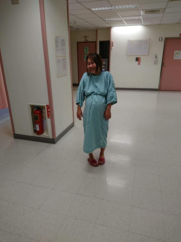 Cô dâu Việt lấy chồng Đài Loan, nghĩ mình đẹp mà đi đẻ chồng chụp hình cho "tưởng con ma"

Tuy vậy, Minh Thư vẫn khẳng định cô "tu vài kiếp" mới lấy được chồng Đài Loan "cực phẩm" như vậy.

Quen ngắm nhìn những bức ảnh các mẹ bầu lên bàn đẻ vẫn đẹp long lanh, bà mẹ Minh Thư (sinh năm 1996) ngỡ rằng mình cũng vậy. Ấy thế mà không ngờ, sau khi trải qua cuộc vượt cạn kéo dài hơn 12 tiếng đồng hồ với những cơn đau thấu trời, xem lại những khoảnh khắc được chồng ghi lại, Minh Thư chỉ còn biết khóc dở mếu dở mà than "Sao trong cái khoảnh khắc thiêng liêng đó, em tưởng em đẹp, mà hoá ra em xấu đê tiện vậy trời."

Loạt ảnh Minh Thư với cái bụng bầu to tướng, mặc bộ đồ bệnh nhân màu xanh dài thượt, đi tới đi lui vì đau đẻ trong bệnh viện như một con ma khiến nhiều chị em ôm bụng cười bò.

Đi đẻ nghĩ mình cũng đẹp chứ bộ! Ai ngờ khi xem xong thấy xấu "đê tiện" vậy trời.

Anh chồng chụp ảnh quả là "có tâm" quá mức.

Tuy bị chồng "dìm đến chết chìm" về nhan sắc như vậy, nhưng khó ai ngờ, Minh Thư vẫn ngọt ngào khẳng định, cô "tu vài kiếp" mới lấy được anh chồng "cực phẩm" như vậy. 
 
Cô dâu Việt lấy chồng Đài Loan, đi đẻ được chồng chụp cho tấm hình như "ma lang thang"

Loạt ảnh đau đẻ "như ma nửa đêm" ở bệnh viện của bạn đang được nhiều chị em thích thú "bấm like", bạn có thể chia sẻ về "hoàn cảnh ra đời" của những bức ảnh này?

Loạt ảnh đó mình được ông xã chụp khi đi đẻ lần 2 cách đây 2 tháng. Lần đi đẻ bé đầu tiên, mình ít đau, đẻ nhanh lắm. Nhưng lần thứ 2 này thì đau bụng cả đêm. Mình nhập viện từ 9 giờ sáng mà tới 5 giờ chiều hôm sau mới đẻ được. Lúc đó mình đau ghê lắm, mà không được nằm, cứ đi loanh quanh trong hành lang bệnh viện dù khi đó đã nửa đêm. Sau này xem lại ảnh mới thấy mình thật thảm hại, buồn cười nữa. Muôn đời đúng là phụ nữ vẫn thiệt thòi.

Chia sẻ những bức ảnh đi đẻ "xấu như ma" lên mạng xã hội, bạn không ngại, không sợ "mất điểm" với chồng?

Tính mình vốn "lầy lội" từ nhỏ (cười). Nói vậy thôi nhưng thực sự mình không cảm thấy ngại vì mình cảm nhận được nó rất đẹp. Nó hiện lên được sự khắc khổ, đau đớn, xấu xí, tàn tạ, sự hi sinh của người phụ nữ khi mang thai và sinh con. Điều đó đáng trân trọng.

Minh Thư cho biết tính cô vốn vui vẻ hài hước, không ngại chia sẻ những khoảnh khắc "xấu" của bản thân khi mang bầu.

Những bức ảnh được chụp có vẻ như không giống với một bệnh viện ở Việt Nam?

Đúng vậy. Mình sinh năm 1996, quê ở Bình Minh, Vĩnh Long nhưng đã sinh sống ở Đài Trung, Đài Loan và lập gia đình được 3 năm nay. Ngày trước mình đi làm thợ bạc trên Sài Gòn, được bà chủ thích và yêu mến nên làm mai cho với cháu của bà, sinh năm 1982.

Sang đây, công việc của mình chỉ là ở nhà chăm con, thỉnh thoảng móc len làm quần áo cho con mặc. Mình hiện đã có 2 con, bé lớn 19 tháng tuổi và bé nhỏ mới được 2 tháng tuổi.  Công việc của chồng cũng nhàn hạ. Ba mẹ chồng mở khách sạn, nhà hàng, kinh doanh nhà cửa nên chồng quản lý khách hàng cho gia đình là đủ.

Minh Thư và ông xã người Đài Loan - "tác giả" của những bức ảnh đi đẻ để đời.

Bầu bí không phải làm gì vì chồng chiều hết mực

Bị chồng "dìm" không thương tiếc trong loạt ảnh đi đẻ nhưng bạn vẫn khẳng định mình "tốt số". Vì sao vậy?

Nói về chồng thì mình cảm thấy mãn nguyện lắm. Chắc kiếp trước mình có tu nên kiếp này mình mới được anh che chở, bao bọc, giúp đỡ gia đình mình rất nhiều. Khi mình mang bầu, mỗi tối anh đều thoa dầu cho mình không bị rạn bụng. Mọi việc gia đình như lau nhà, quét nhà, rửa bát, dọn phòng, nấu ăn... đều do một tay anh đảm nhiệm.

Đi ăn, mình luôn là người được ăn trước, lên xe, chồng luôn mở cửa trước cho lên. Mình sinh hai con, anh là người vệ sinh tắm rửa cho bé, lên mạng học cả cách chăm sóc trẻ sơ sinh... Lúc mình đau bụng gần sinh, thấy mình đau đến rớt nước mắt, anh cũng khóc theo luôn. Khoe chồng, chắc kể đến sáng chưa hết (cười).

Dù chồng chụp ảnh có hơi "chân thật" nhưng bù lại, anh cũng là người chăm sóc Minh Thư hết lòng khi cô mang bầu và sau sinh.

Ông bố người Đài Loan không ngại chăm sóc, vệ sinh cho con thay vợ.

Đi ăn, Minh Thư luôn là người được ăn trước vì chồng "xung phong" bế con.

Ở nhà, anh cũng lo mọi chuyện gia đình thay vợ khi mang bầu.

Hiện tại thì bạn đã "lấy lại hình tượng" sau sinh trong mắt chồng chưa?

May mắn là rồi (cười). Chắc do cơ địa cộng thêm việc lúc mang thai, mình có tập yoga, sau sinh lại cho con bú nên mình về dáng khá nhanh, bụng chỉ nhăn da một chút chứ không có mỡ thừa, rạn da cũng hầu như không có.

Một mình ở cữ nơi đất khách quê người, bạn có gặp nhiều khó khăn khác biệt trong lối sống với bố mẹ chồng?

Mẹ chồng mình dễ tính, lại rất siêng. Bên đây chuyện ở cữ rất quan trọng. Mẹ chồng khuyên mình uống nhiều canh bổ, ăn không kiêng món gì, trừ nước đá và đồ chua. Đến bữa ăn, mẹ động viên xuống ăn cơm cùng gia đình cho cảm thấy ngon miệng, còn thích gì ăn nấy để có nhiều sữa cho bé bú là được.

Đi đẻ ở Đài Loan, có điều gì về bệnh viện nơi đây khiến bạn ấn tượng?

Mình thấy ở Đài Loan người dân rất văn minh, sạch sẽ, dân trí cao, khí hậu tốt. Về dịch vụ y tế thì có thể nói là chuẩn quốc tế. Phòng sinh đẹp như khách sạn còn toilet cho sản phụ thì luôn sạch, thơm, rộng rãi. 

Mình ở viện sau sinh, nửa đêm đều có y tá vào thăm. Nếu nghe thấy em bé khóc là y tá sẽ vỗ bé ngủ, khi mình cho con bú xong cũng có người giúp bế cho bé ợ hơi, mẹ khỏi cần động tay. Ngay cả chuyện chăm sóc vệ sinh vùng kín cho mẹ sau sinh, y tá cũng làm giúp, rất sạch sẽ. Mình nhớ khi đó mình khá ngại, nói để người nhà làm nhưng họ nói để họ làm trước rồi sẽ dạy người nhà làm theo.

Khi mình đi sinh, y tá và bác sĩ đều nói chuyện nhỏ nhẹ. Bác sĩ còn khuyên mình nhảy theo nhạc cho mau sinh, đừng tập trung vào cái bụng, hãy làm gì đó để quên nó đi thì sẽ không đau nữa. Nói chung, điều mình ấn tượng nhất và thấy khác biệt nhất không phải ở cơ sở vật chất mà chính là ở thái độ của bác sĩ, y tá tại đây. 

Xin cám ơn bạn đã chia sẻ!

Nguồn: Eva