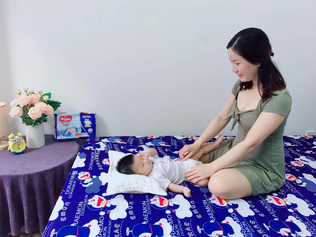 Em nằm ổ được tháng rồi, có một công chúa cung Cự Giải 1m hơn đã ổn định giờ ăn ngủ nên em có thêm thời gian xin chia sẻ với các mom một vài trải nghiệm của em trong 1 tháng qua. Em khá may mắn vì có cơ hội vừa dc sử dụng miếng lót và tã dán ss vì trước đó em đã rất trăn trở lựa chọn giữa 2 cái này.

+ Độ mềm mại: Công bằng mà nói thì cả 2 đều khá ok. tuy nhiên trên thị trường vẫn có tã dán đặc biệt dành cho trẻ ss như huggies (loại mới nha các mom, có chữ bọc kén con tằm) thì cá nhân em lại thấy mềm mại hơn hẳn. Em đang dùng loại này cho con em luôn.

+ Độ thấm hút: thì tặng tã dán +1 điểm gì vốn dĩ thấm hút tốt hơn, 1 đêm em thay cho con em tầm 2 miếng, lâu mới 3. Còn tã lót thì 1 đêm cũng ngót nghét 4-5 lần thay. Mông khô sẽ giảm nguy cơ bị hăm.

+ Giá thành: Tuy miếng lót ss +1 điểm vì giá rẻ hơn thấy rõ. Nhưng sau 1 tháng tính thì em thấy lần thay thì nhiều, phải sắm thêm tã vải kèm theo mà mùa mưa khó khô thì phải mua nhiều nên em thấy cũng như nhau hà. chưa kể tốn chi phí thời gian & công sức nữa 🙂 Nên em vẫn quyết chọn tã dán.

Nói chung nếu dk mom đầy đủ thì mom có thể cân nhắc nhiều hơn cho tã dán. Các mom thấy sao, vô comment thảo luận với em cho vui nhé 😊