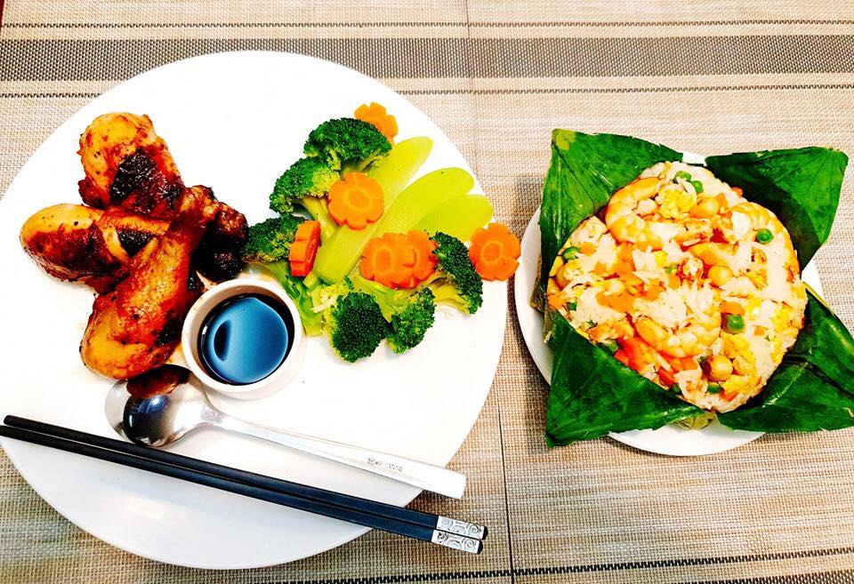 Mẹ chồng nhà người ta. Em sinh được 2 mống rồi nhưng thực sự mẹ chồng không chăm được bữa nào toàn mẹ đẻ mình chăm thôi. Có mẹ nào rơi vào hoàn cảnh giống em không ạ.

Thấy bài viết : MÂM CƠM MẸ CHỒNG BỒI BỔ CHO CON DÂU SINH NỞ LẦN HAI mà em thấy chạnh lòng quá!😭

Nấu cơm cho con dâu sinh lần hai mặc dù đã có những mâm cơm từ lần đầu nhưng vẫn phải vắt óc không biết nấu gì cho con ăn tốt sữa,ngon miệng và cả ngon mắt nữa😊. Nghĩ mãi rồi cũng qua được hai tháng sau sinh, em bé cứng cáp hơn, cần nhiều dinh dưỡng hơn nên mẹ bé ăn uống đỡ kiêng mẹ chồng cũng nhàn hơn, mong em bé mau lớn để bước vào ăn dặm cùng bà nội nhé. Xin góp mấy mâm cơm khác với lần đầu để các bạn tham khảo khi cần.

Ôi, phụ nữ hơn nhau ở tấm mẹ chồng là có thật 

Nguồn: Ha Thanh