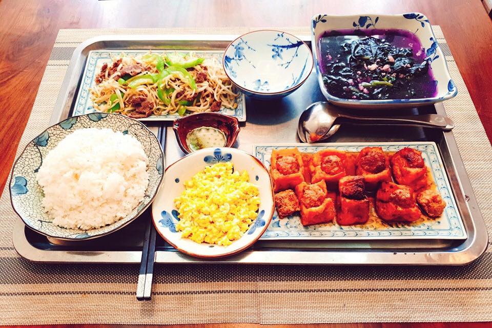 Mẹ chồng nhà người ta. Em sinh được 2 mống rồi nhưng thực sự mẹ chồng không chăm được bữa nào toàn mẹ đẻ mình chăm thôi. Có mẹ nào rơi vào hoàn cảnh giống em không ạ.

Thấy bài viết : MÂM CƠM MẸ CHỒNG BỒI BỔ CHO CON DÂU SINH NỞ LẦN HAI mà em thấy chạnh lòng quá!😭

Nấu cơm cho con dâu sinh lần hai mặc dù đã có những mâm cơm từ lần đầu nhưng vẫn phải vắt óc không biết nấu gì cho con ăn tốt sữa,ngon miệng và cả ngon mắt nữa😊. Nghĩ mãi rồi cũng qua được hai tháng sau sinh, em bé cứng cáp hơn, cần nhiều dinh dưỡng hơn nên mẹ bé ăn uống đỡ kiêng mẹ chồng cũng nhàn hơn, mong em bé mau lớn để bước vào ăn dặm cùng bà nội nhé. Xin góp mấy mâm cơm khác với lần đầu để các bạn tham khảo khi cần.

Ôi, phụ nữ hơn nhau ở tấm mẹ chồng là có thật 

Nguồn: Ha Thanh