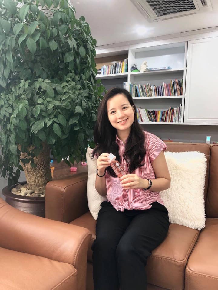 ‼️BIO-OIL CHỐNG RẠN DA CHO MẸ BẦU & SAU SINH ‼️
❤️Loại này giúp chống rạn da vô cùng hiệu quả và an toàn cho bà bầu và sau khi sinh, trẻ em trong giai đoạn tuổi dậy thì.

💧Đối tượng sử dụng: Cho người cần điều trị rạn da, sẹo, da sần sùi, da lão hóa, da mất nước, khô, và mốc.

🎉🎉🎉CÔNG DỤNG CHÍNH:
👉🏻👉🏻👉🏻Đối với các vết rạn da: Giảm thiểu tối đa các vết rạn trong quá trình mang thai hoặc tăng cân quá nhanh. Các bác sĩ thường khuyên các phụ nữ khi mang thai tháng thứ 2 nên sử dụng tinh dầu Bio oil để phòng ngừa các vết rạn da trong trong suốt quá trình mang thai.
💫Với các vết rạn cũ cũng sẽ mờ đi rõ rệt, khó nhận ra được.

👉🏻👉🏻👉🏻Đối với các vết sẹo: Cả những vết sẹo cũ và sẹo mới đều bị mờ đi, không còn bị lồi như trước.

👉🏻👉🏻👉🏻Da bạn bị khô, nứt nẻ do mất nước, thời tiết hanh khô Bio oil sẽ làm mềm mịn, dịu da hơn rất nhiều. 
💫Nâng các vùng da bị chùng xuống do lão hóa, những vùng da không bằng phẳng, và làm giảm những vết nhăn trên da.
💫Hỗ trợ điều hòa sắc tố da, làm sáng da các vùng da không đều màu

❤️Khi sử dụng Bio oil sẽ cảm nhận được sự khác biệt với các sản phẩm trị rạn da khác. Khi thoa sản phẩm lên da rồi matxa bạn sẽ thấy các tế bào da chết sẽ ra rất nhiều, sau đó da mềm mượt lắm mà mịu thơm cũng rất dễ chịu.

❤️Các sản phẩm tinh dầu khác thường gây nhờn khó chịu khi sử dụng nhưng tinh dầu chống rạn da Bio oil là sản phẩm duy nhất có chứa Purcellin Oil giúp thẩm thấu nhanh chóng vào sâu bên trong da, không hề gây nhờn, rít.

❤️Các vết rạn da ở đùi, bụng sẽ nhanh chóng mờ hẳn đi, các vùng da sần sùi, khô và bị mốc cũng trở lên mịn màng, mềm mại hơn khi sử dụng sản phẩm đều đặn.

❤️Bio oil có thể dùng được cho cả mặt và toàn thân. Nhiều chị em thường sử dụng sản phẩm trước khi trang điểm giúp da bóng, mềm và mịn hơn, đặc biệt giúp da không bị khô sau khi tẩy trang. Không tin mọi người cứ thử gõ review sản phẩm này trên mạng xem ạ. 1 số beauty blogger cũng khen đấy ạ.

💧Cách sử dụng Bio Oil
- Bio oil không chứa chất bảo quản và phù hợp với mọi loại da

- Sử dụng Bio oil cho các vùng da cần điều trị 2 lần 1 ngày bằng cách xoa bóp theo chuyển động tròn cho đến khi hấp thụ hoàn toàn

- Sử dụng Bio oil như một công đoạn chăm sóc da hàng ngày:

* Rửa sạch mặt bằng sữa rửa mặt, sau đó thoa Bio oil lên bề mặt da

* Để khoảng 2 -3 phút cho dầu hấp thụ hoàn toàn trước khi sử dụng các sản phẩm khác, nhưng không nên trộn lẫn với các sản phẩm khác trước khi dùng.

* Nên sử dụng Bio oil với một sản phẩm kem chống nắng hiệu quả vì Bio oil không có tác dụng chống nắng.

☀️Hạn sử dụng: 3 năm kể từ khi mở nắp.