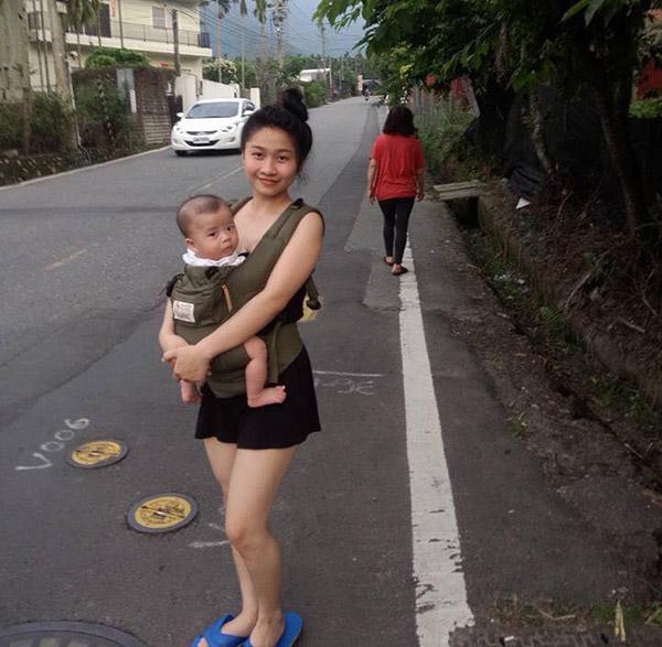 Cô dâu Việt lấy chồng Đài Loan, nghĩ mình đẹp mà đi đẻ chồng chụp hình cho "tưởng con ma"

Tuy vậy, Minh Thư vẫn khẳng định cô "tu vài kiếp" mới lấy được chồng Đài Loan "cực phẩm" như vậy.

Quen ngắm nhìn những bức ảnh các mẹ bầu lên bàn đẻ vẫn đẹp long lanh, bà mẹ Minh Thư (sinh năm 1996) ngỡ rằng mình cũng vậy. Ấy thế mà không ngờ, sau khi trải qua cuộc vượt cạn kéo dài hơn 12 tiếng đồng hồ với những cơn đau thấu trời, xem lại những khoảnh khắc được chồng ghi lại, Minh Thư chỉ còn biết khóc dở mếu dở mà than "Sao trong cái khoảnh khắc thiêng liêng đó, em tưởng em đẹp, mà hoá ra em xấu đê tiện vậy trời."

Loạt ảnh Minh Thư với cái bụng bầu to tướng, mặc bộ đồ bệnh nhân màu xanh dài thượt, đi tới đi lui vì đau đẻ trong bệnh viện như một con ma khiến nhiều chị em ôm bụng cười bò.

Đi đẻ nghĩ mình cũng đẹp chứ bộ! Ai ngờ khi xem xong thấy xấu "đê tiện" vậy trời.

Anh chồng chụp ảnh quả là "có tâm" quá mức.

Tuy bị chồng "dìm đến chết chìm" về nhan sắc như vậy, nhưng khó ai ngờ, Minh Thư vẫn ngọt ngào khẳng định, cô "tu vài kiếp" mới lấy được anh chồng "cực phẩm" như vậy. 
 
Cô dâu Việt lấy chồng Đài Loan, đi đẻ được chồng chụp cho tấm hình như "ma lang thang"

Loạt ảnh đau đẻ "như ma nửa đêm" ở bệnh viện của bạn đang được nhiều chị em thích thú "bấm like", bạn có thể chia sẻ về "hoàn cảnh ra đời" của những bức ảnh này?

Loạt ảnh đó mình được ông xã chụp khi đi đẻ lần 2 cách đây 2 tháng. Lần đi đẻ bé đầu tiên, mình ít đau, đẻ nhanh lắm. Nhưng lần thứ 2 này thì đau bụng cả đêm. Mình nhập viện từ 9 giờ sáng mà tới 5 giờ chiều hôm sau mới đẻ được. Lúc đó mình đau ghê lắm, mà không được nằm, cứ đi loanh quanh trong hành lang bệnh viện dù khi đó đã nửa đêm. Sau này xem lại ảnh mới thấy mình thật thảm hại, buồn cười nữa. Muôn đời đúng là phụ nữ vẫn thiệt thòi.

Chia sẻ những bức ảnh đi đẻ "xấu như ma" lên mạng xã hội, bạn không ngại, không sợ "mất điểm" với chồng?

Tính mình vốn "lầy lội" từ nhỏ (cười). Nói vậy thôi nhưng thực sự mình không cảm thấy ngại vì mình cảm nhận được nó rất đẹp. Nó hiện lên được sự khắc khổ, đau đớn, xấu xí, tàn tạ, sự hi sinh của người phụ nữ khi mang thai và sinh con. Điều đó đáng trân trọng.

Minh Thư cho biết tính cô vốn vui vẻ hài hước, không ngại chia sẻ những khoảnh khắc "xấu" của bản thân khi mang bầu.

Những bức ảnh được chụp có vẻ như không giống với một bệnh viện ở Việt Nam?

Đúng vậy. Mình sinh năm 1996, quê ở Bình Minh, Vĩnh Long nhưng đã sinh sống ở Đài Trung, Đài Loan và lập gia đình được 3 năm nay. Ngày trước mình đi làm thợ bạc trên Sài Gòn, được bà chủ thích và yêu mến nên làm mai cho với cháu của bà, sinh năm 1982.

Sang đây, công việc của mình chỉ là ở nhà chăm con, thỉnh thoảng móc len làm quần áo cho con mặc. Mình hiện đã có 2 con, bé lớn 19 tháng tuổi và bé nhỏ mới được 2 tháng tuổi.  Công việc của chồng cũng nhàn hạ. Ba mẹ chồng mở khách sạn, nhà hàng, kinh doanh nhà cửa nên chồng quản lý khách hàng cho gia đình là đủ.

Minh Thư và ông xã người Đài Loan - "tác giả" của những bức ảnh đi đẻ để đời.

Bầu bí không phải làm gì vì chồng chiều hết mực

Bị chồng "dìm" không thương tiếc trong loạt ảnh đi đẻ nhưng bạn vẫn khẳng định mình "tốt số". Vì sao vậy?

Nói về chồng thì mình cảm thấy mãn nguyện lắm. Chắc kiếp trước mình có tu nên kiếp này mình mới được anh che chở, bao bọc, giúp đỡ gia đình mình rất nhiều. Khi mình mang bầu, mỗi tối anh đều thoa dầu cho mình không bị rạn bụng. Mọi việc gia đình như lau nhà, quét nhà, rửa bát, dọn phòng, nấu ăn... đều do một tay anh đảm nhiệm.

Đi ăn, mình luôn là người được ăn trước, lên xe, chồng luôn mở cửa trước cho lên. Mình sinh hai con, anh là người vệ sinh tắm rửa cho bé, lên mạng học cả cách chăm sóc trẻ sơ sinh... Lúc mình đau bụng gần sinh, thấy mình đau đến rớt nước mắt, anh cũng khóc theo luôn. Khoe chồng, chắc kể đến sáng chưa hết (cười).

Dù chồng chụp ảnh có hơi "chân thật" nhưng bù lại, anh cũng là người chăm sóc Minh Thư hết lòng khi cô mang bầu và sau sinh.

Ông bố người Đài Loan không ngại chăm sóc, vệ sinh cho con thay vợ.

Đi ăn, Minh Thư luôn là người được ăn trước vì chồng "xung phong" bế con.

Ở nhà, anh cũng lo mọi chuyện gia đình thay vợ khi mang bầu.

Hiện tại thì bạn đã "lấy lại hình tượng" sau sinh trong mắt chồng chưa?

May mắn là rồi (cười). Chắc do cơ địa cộng thêm việc lúc mang thai, mình có tập yoga, sau sinh lại cho con bú nên mình về dáng khá nhanh, bụng chỉ nhăn da một chút chứ không có mỡ thừa, rạn da cũng hầu như không có.

Một mình ở cữ nơi đất khách quê người, bạn có gặp nhiều khó khăn khác biệt trong lối sống với bố mẹ chồng?

Mẹ chồng mình dễ tính, lại rất siêng. Bên đây chuyện ở cữ rất quan trọng. Mẹ chồng khuyên mình uống nhiều canh bổ, ăn không kiêng món gì, trừ nước đá và đồ chua. Đến bữa ăn, mẹ động viên xuống ăn cơm cùng gia đình cho cảm thấy ngon miệng, còn thích gì ăn nấy để có nhiều sữa cho bé bú là được.

Đi đẻ ở Đài Loan, có điều gì về bệnh viện nơi đây khiến bạn ấn tượng?

Mình thấy ở Đài Loan người dân rất văn minh, sạch sẽ, dân trí cao, khí hậu tốt. Về dịch vụ y tế thì có thể nói là chuẩn quốc tế. Phòng sinh đẹp như khách sạn còn toilet cho sản phụ thì luôn sạch, thơm, rộng rãi. 

Mình ở viện sau sinh, nửa đêm đều có y tá vào thăm. Nếu nghe thấy em bé khóc là y tá sẽ vỗ bé ngủ, khi mình cho con bú xong cũng có người giúp bế cho bé ợ hơi, mẹ khỏi cần động tay. Ngay cả chuyện chăm sóc vệ sinh vùng kín cho mẹ sau sinh, y tá cũng làm giúp, rất sạch sẽ. Mình nhớ khi đó mình khá ngại, nói để người nhà làm nhưng họ nói để họ làm trước rồi sẽ dạy người nhà làm theo.

Khi mình đi sinh, y tá và bác sĩ đều nói chuyện nhỏ nhẹ. Bác sĩ còn khuyên mình nhảy theo nhạc cho mau sinh, đừng tập trung vào cái bụng, hãy làm gì đó để quên nó đi thì sẽ không đau nữa. Nói chung, điều mình ấn tượng nhất và thấy khác biệt nhất không phải ở cơ sở vật chất mà chính là ở thái độ của bác sĩ, y tá tại đây. 

Xin cám ơn bạn đã chia sẻ!

Nguồn: Eva