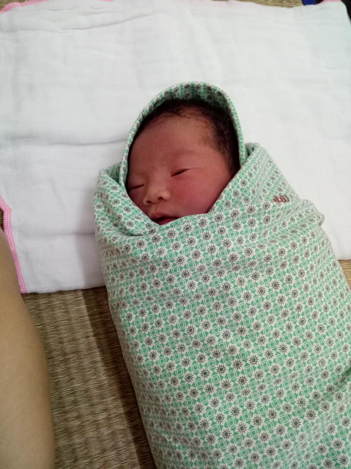 Rv cho các mẹ lịch sử đẻ thường bv phụ sản hà nội ở khu thường của e ạ. 
M dự kiến sinh là 9/10 nên thời gia này cũng chịu khó Đi bộ lắm. Vừa ăn cơm tối xong tính đi bộ 1 vòng rồi về ngủ .
👍Uh! Thì đi đái đã rồi hẵng đi bộ. Vừa vào nhà wc thấy có cái dịch gì nhầy nhầy màu nâu dính ở quần lót. Ra gọi luôn cho con e ck, hình như c bị bong nốt nhầy (đứa trước m ko có dấu hiệu này?). Nó bảo thế chắc khoảng 1w nữa là c sinh thôi. C để ý đấy. 
😝😝M bảo :ừ .kệ nó lúc nào có cơn đau thì đi. 
Đặt ĐT xuống vừa bước đc 2 bước thì "ào ". Thôi xong con mẹ nó rồi hình như ra ối. 
😜Lại vào nhà wc cởi quần ra thì thấy nước ối cứ ào ra phát 1, lần này lại có cả nước màu hồng chứ. 
😝😝 chợt nghĩ chắc sắp đẻ rồi. Gọi ngay ĐT cho ông ck đang nhậu nhẹt tiếp khách bên ngoài 
Mình :alo, a về để đi đẻ nào 
Ck: cái gì? E cứ đùa 
Mình :a ko về mẹ con e tự bắt xe đi đấy 
( ông ý cứ tưởng m ko muốn ông ý nhậu nhẹt nên lấy lý do gọi về?)
👍👍 trong lúc chờ ck mình thong thả Đi tắm, gội, gấp đồ Đi đẻ. Nói thật vì chưa có cơn đau nên mình cũng chủ quan. Nghĩ chưa có cơn đau có khi đến viện họ lại đuổi về .
😊 9h tối mình Lên đường . 9h30 vào đến viện 
😽😽 trên đường Đi viện 2 vk ck còn tìm Cây 🏧 để rút tiền. Ck thì cuống Lên. Còn mình bảo có cơn đau đâu mà vội. Cứ từ từ .
😝Vào viện , Lên bàn kiểm tra bs bảo mở 3p. Thế là mình đc thay bộ quần áo huyền thoại và đc dẫn đi đẻ. Còn ck đi đóng tiền tạm ứng .
😴 Lên bàn nằm theo dõi 10h30, rồi 11h30 chẳng thấy cơn đau nào trong khi các mẹ khác đau cong hết người lại. 😢 BS hỏi e có làm giảm đau ko?
E có thấy đau đâu mà làm ạ! 
Thôi e ra ngoài cho thoáng đây ạ . Nằm đây chẳng có cơn đau mà tê bì hết chân. 
🌿12h đêm mở 4p. Ôi thôi bắt đầu có cơn đau. Cái cảm giác đau đớn chỉ mong mở nhanh để đẻ. 
🍀 12h30 vẫn là 4p mà sao nó đau thế này hả trời. Mở thì lâu, ối thì ra nhiều. Chắc chuyến này mình ăn Dao là cái chắc. 😢Quyết định làm giảm đau. 
😥Làm giảm đau mà vẫn đau thế trời 
👍 hóa ra là thuốc chưa có tác dụng. 1 lúc sau thấy ko đau nữa các mẹ ạ. Nhưng mà cơn đau ị lại đến triền miên. Lúc này mở 8p
😝 bs ơi e buồn ị quá !
Buồn ị cũng ko đc rặn. Rặn là vỡ tử cung.
💖 cố gắng Lên con. Mẹ ko đc ị. Nhưng con đòi ra mạnh Lên. Sắp đc gặp nhau rồi. Nói chuyện với con vậy đấy ạ để quên Đi cái buồn ị 
😝 ôi cái cảm giác buồn ị mà ko đc ị. Sao nó giống cảm giác đau đại tràng mình hay bị nhưng phải nhịn về nhà. 
😡bs oi e buồn ị lắm. Ko cho ị e cũng ị, e ko nhịn nỗi nữa đâu. 
Bs: Thế thì dặn Đi
😝ôi! dặn phát đầu tiên thấy thoải mái . Nhưng Sao như bị táo, dặn ko ra đc. 
Bs: dặn hơi dài ra ko con ngạt. Cố Lên, 2,3 nào......2,3 dặn
😝 nhớ bs bảo dặn đẻ ko đc la. M nói 1 câu : cố Lên nào con yêu (động viên mình là chính) 
😝 hít vào...... Thở ra này........ Hít vào........ Thở ra này......... Hít vào nhanh.......... Thở ra dài...... Hít vào nhanh......... Thở ra dài . Phọt........ Ào.....ôi thế là con đã ra. Nhẹ cả người 
💓 1h40p e bé trào đời. BS cho áp da với mẹ, cắt rốn, khâu tầng sinh môn rồi về phòng hậu sinh. 
E nói chút về khâu tầng sinh môn. Cái cảm giác đau còn hơn đau đẻ ạ. Chắc do lúc đấy dặn đẻ rồi đuối sức hay sao ý. Nhưng nhìn thấy con trào đời ngon lành cũng an ủi phần nào 😥😥
😡 hôm đấy đẹp ngày hay Sao các mẹ ạ. Giường bé thì 2 người, giường ghép thì 4 người. Mẹ nào đẻ qua 6 tiếng thì ngồi ghế. Ôi thôi chỉ nằm nghiêng, ko đủ phần giường nằm ngửa nữa cơ. Nhiều mẹ đăng ký giường dv mà cũng ko có luôn. 
👍👍 ko biết các mẹ thế nào? E đẻ ngày 22, 23 ra viện. Mà 24 e đã đi ị đc rồi đấy .
😴 sảng khoái lắm các mẹ ạ